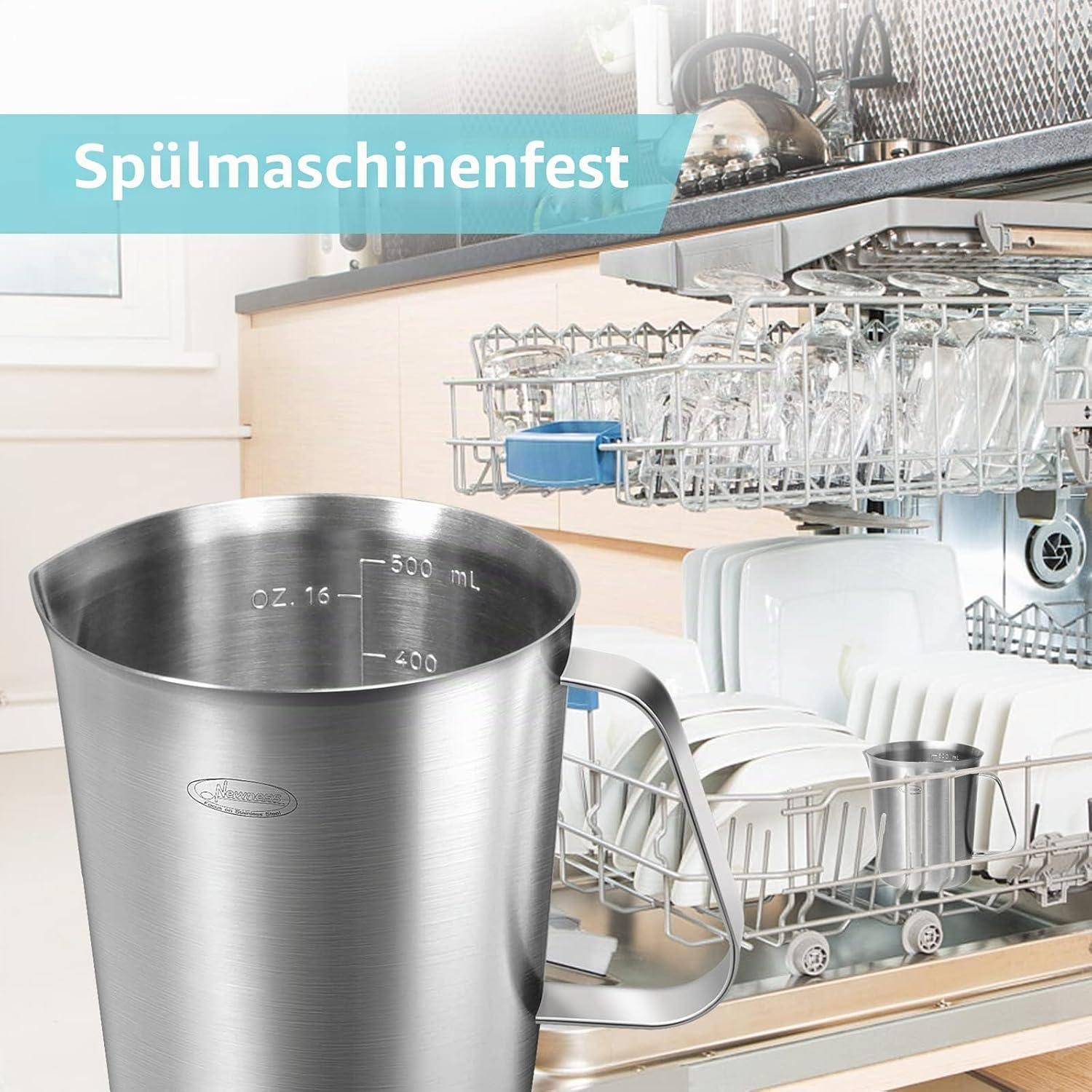 Eine Messingkanne mit Griff sitzt in einer offenen Spülmaschine, die mit Geschirr und Gläsern gefüllt ist; Bannertexts liest „Spülmaschinenfest