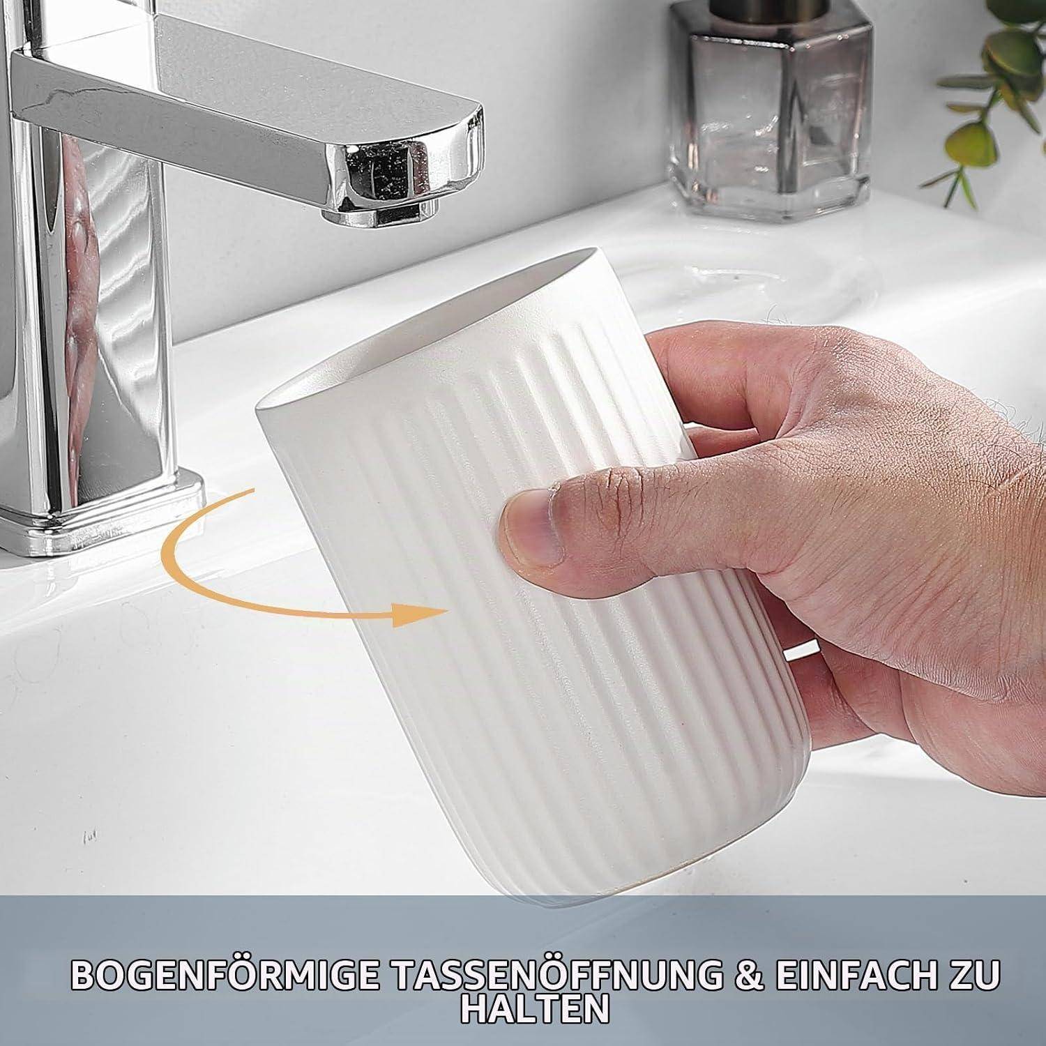 Hand, die einen gerippten weißen Becher unter einem Chromhahn hält, wobei die leicht zu greifende gewölbte Becheröffnung für einfachere Verwendung gezeigt wird.