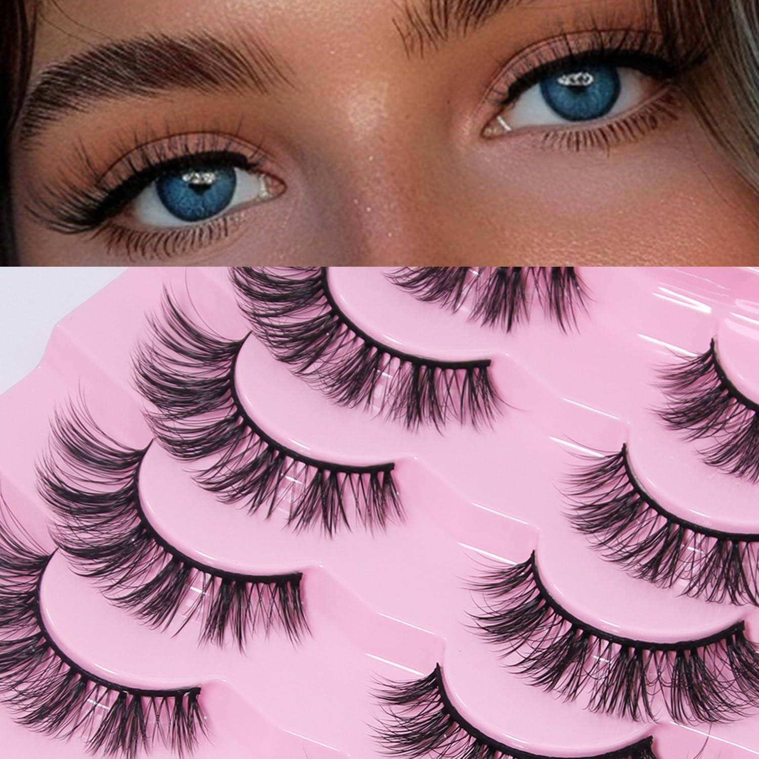 Nahaufnahme von blauen Augen über einer Auswahl von künstlichen Wimpern auf rosa Tabletts, die lange, dramatische Wimpernstile zeigen.