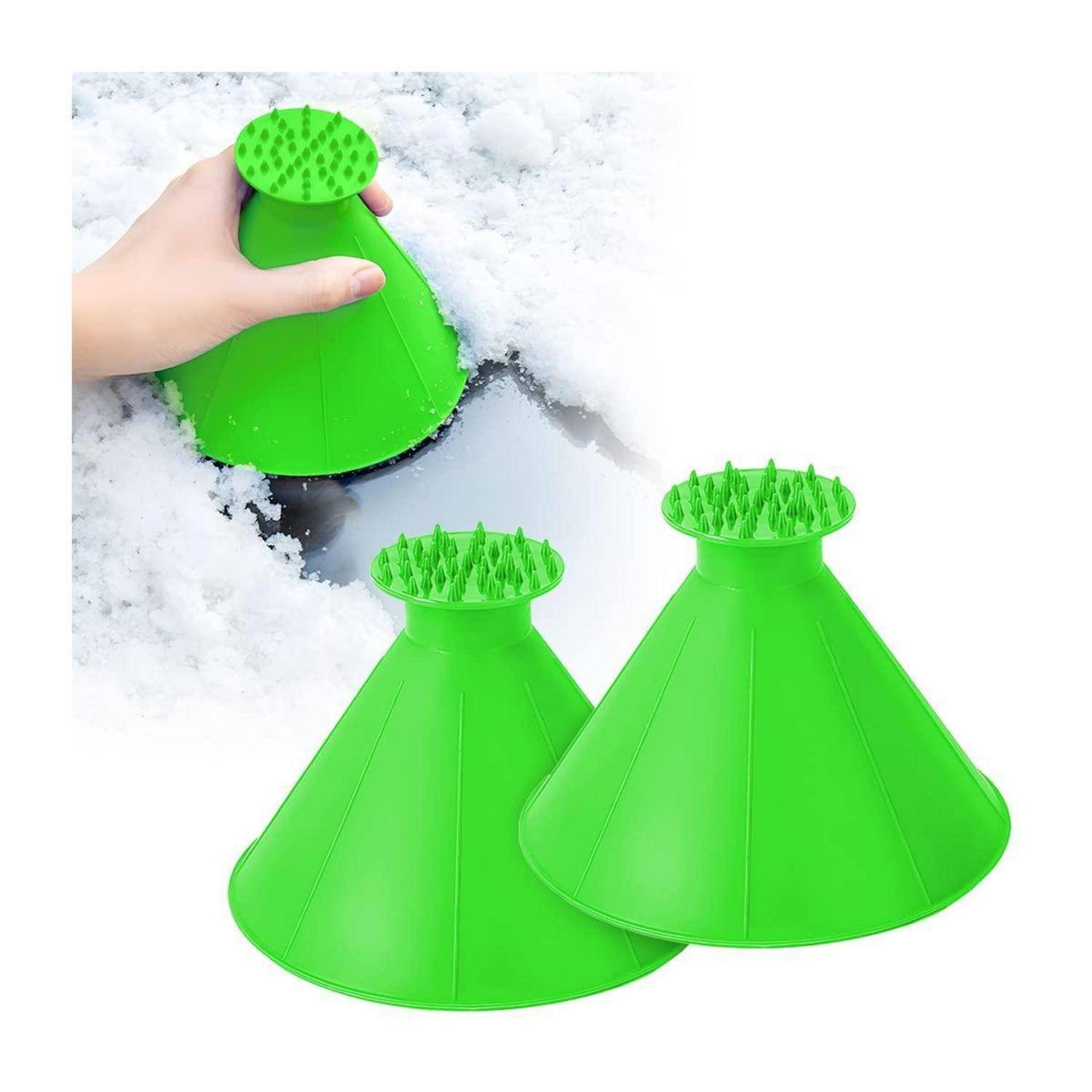 Hand, die einen grünen kegelförmigen Eiskratzer oder Schneeräumwerkzeug auf schneebedecktem Boden verwendet, mit zwei ähnlichen grünen Werkzeugen, die darunter gezeigt werden.