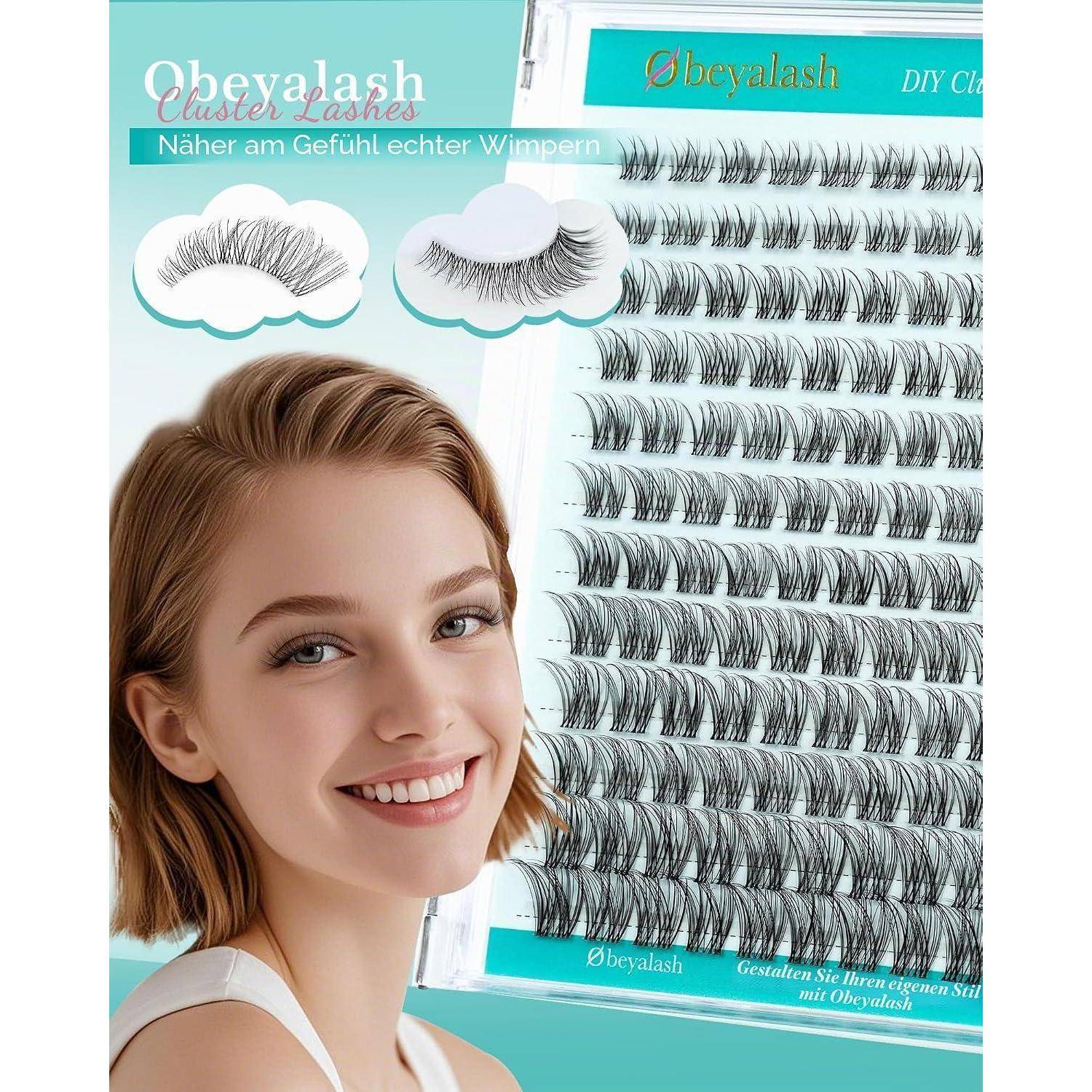 Werbebild für Obeyalash Cluster Wimpern, das eine lächelnde Frau neben einem Koffer mit künstlichen Wimpernbüscheln und Beispielen verschiedener Wimpernstile zeigt, mit deutschem Text über das natürliche Tragegefühl von Wimpern.