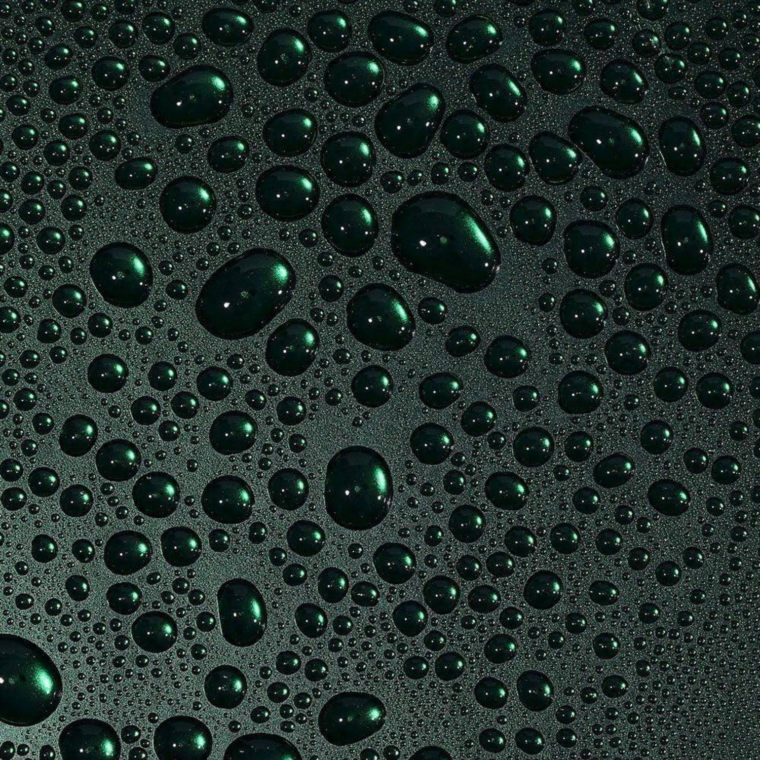 Nahaufnahme von dunkelgrünen Wassertropfen, die sich über eine strukturierte Oberfläche verteilen.