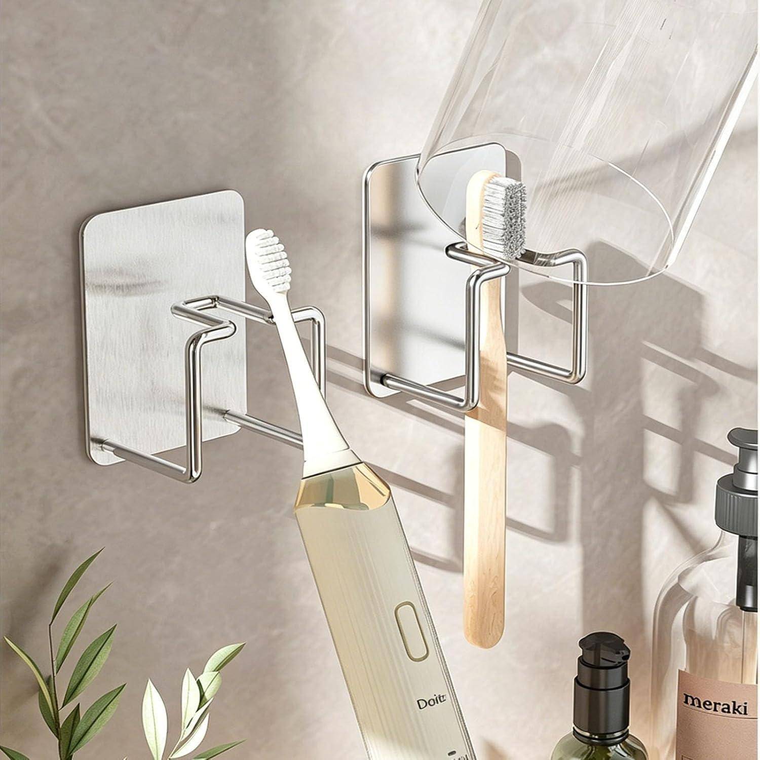 An der Wand montierte Zahnbürstenhalter mit einer elektrischen Zahnbürste und einer Handzahnbürste, plus einem nahegelegenen Seifenspender in einer Badezimmerumgebung.
