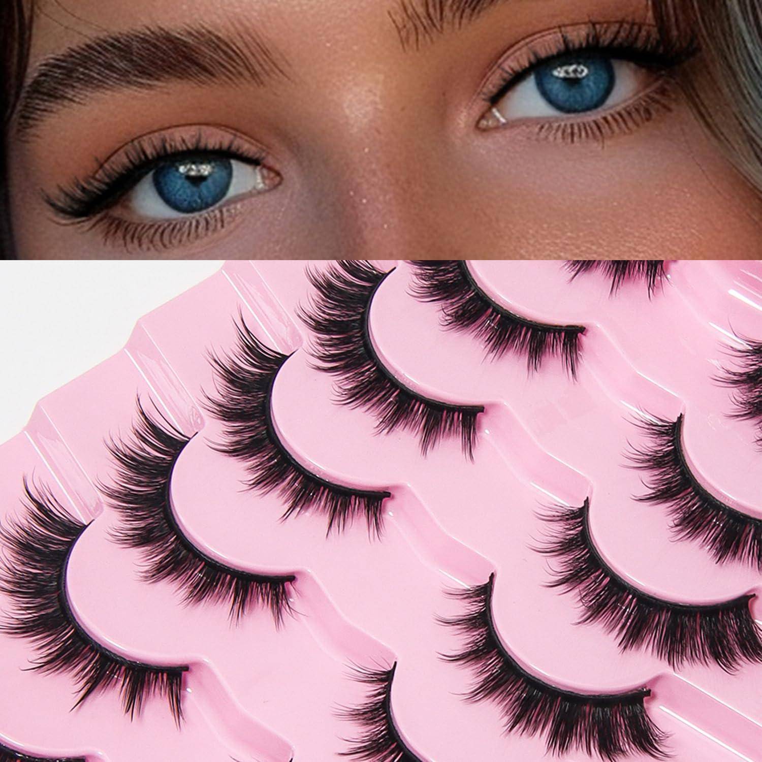 Blaue Augen über einer Anordnung von falschen Wimpern, die auf rosa Verpackungskarten arrangiert sind.