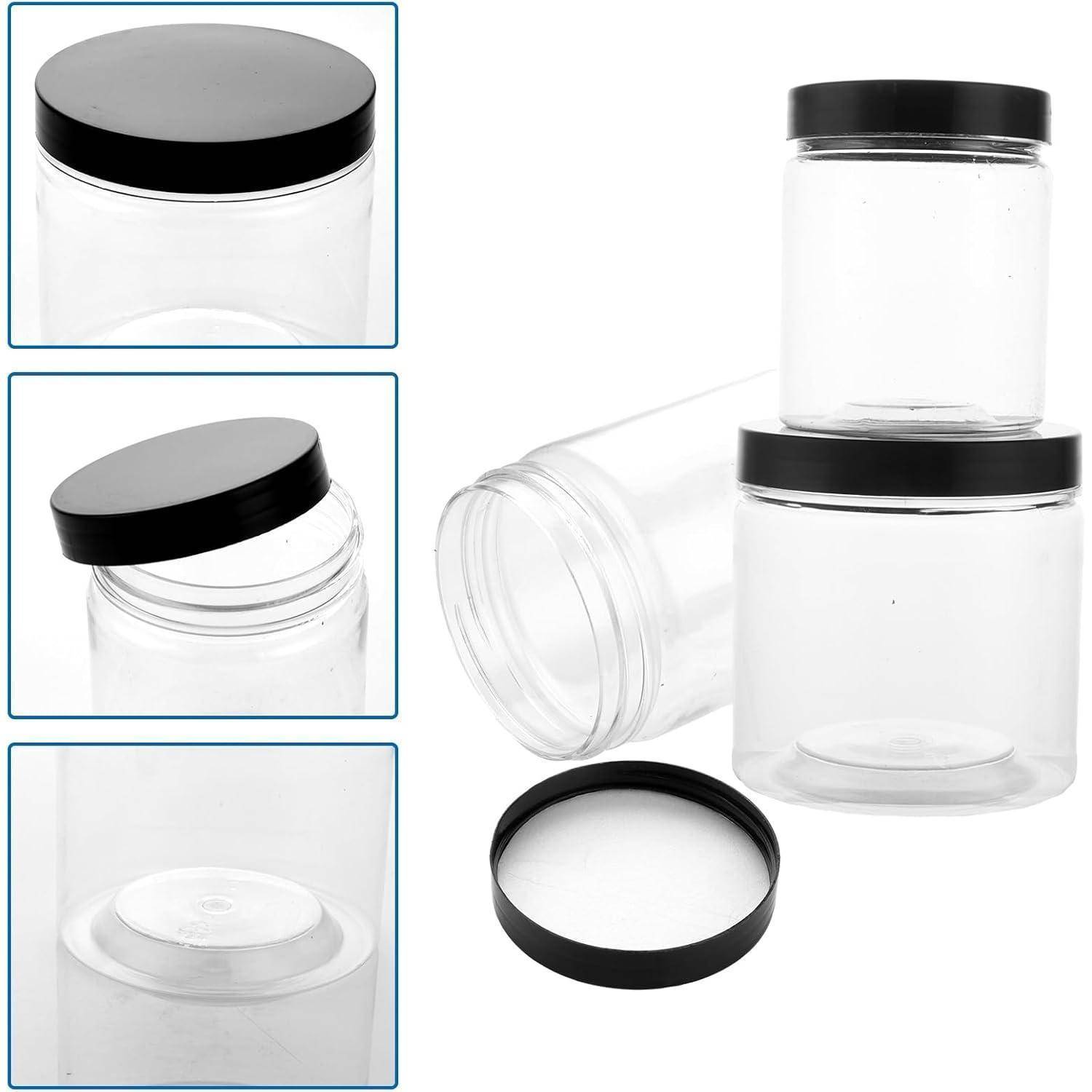 Transparente Kunststoff-Lagerbehälter mit schwarzen Schraubdeckeln, gezeigt montiert, gestapelt und offen, um das Behälter- und Deckeldesign hervorzuheben.