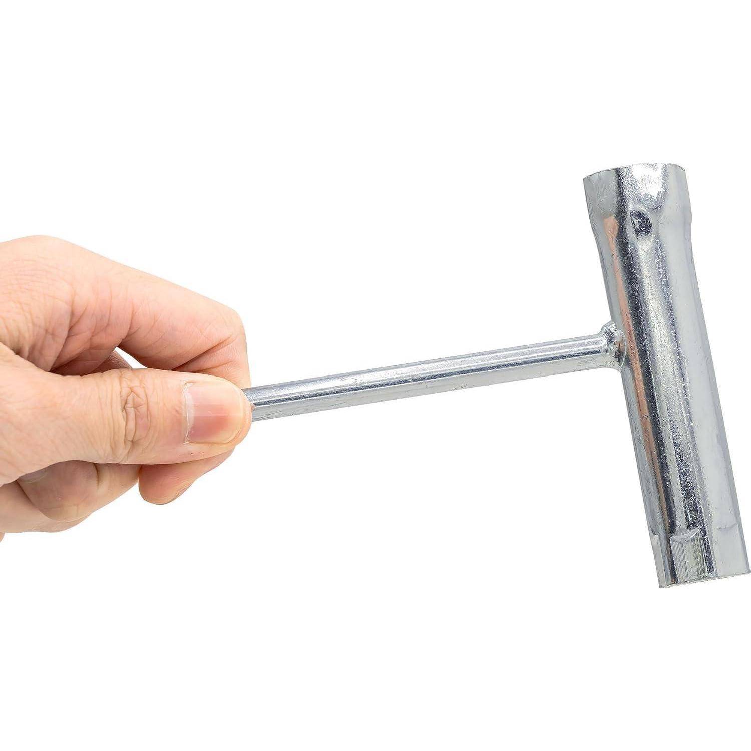 Hand, die ein Metall-T-Griff-Werkzeug oder eine Steckschüssel-Schraube hält, auf weißem Hintergrund.