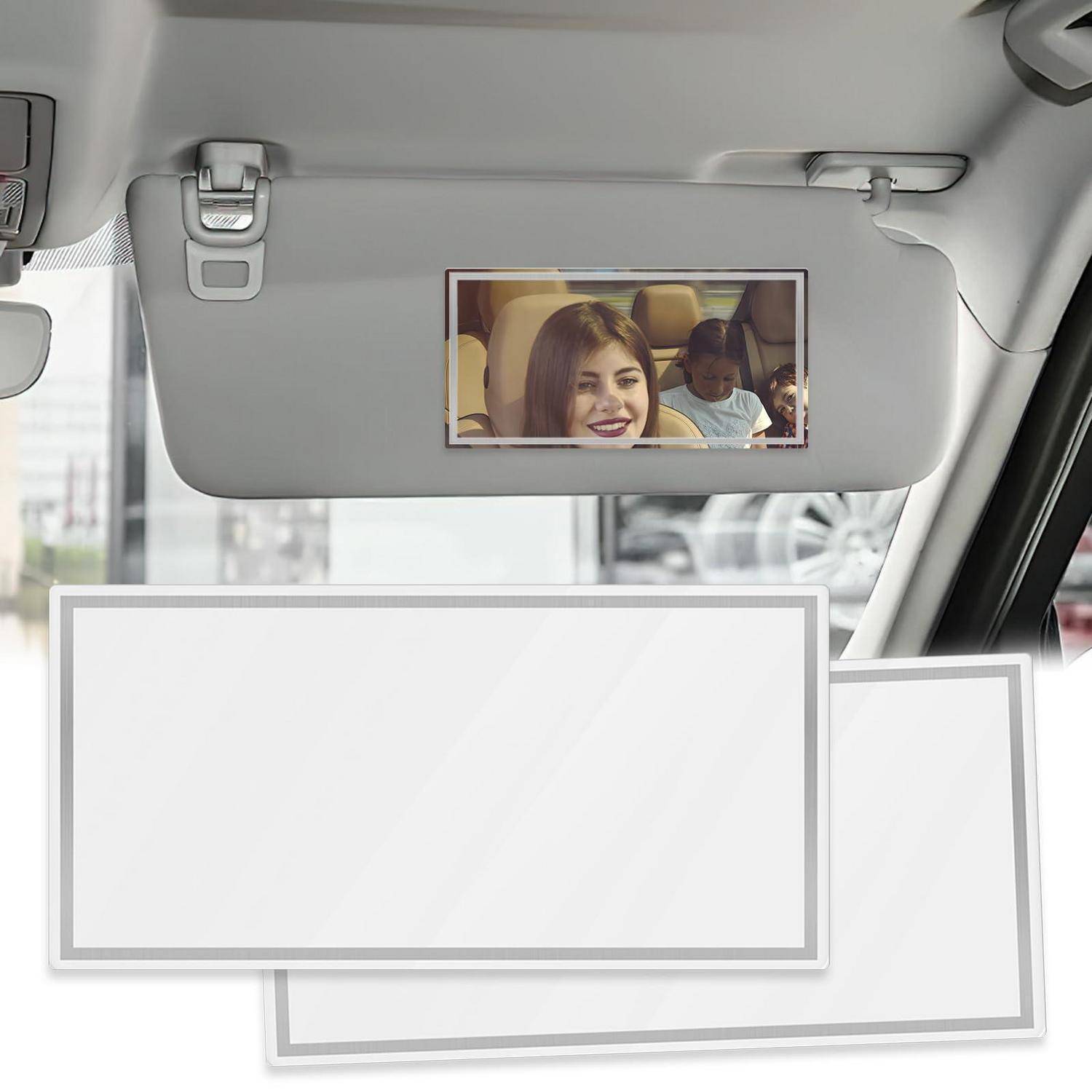 Sonnenschutz für das Auto mit eingebautem Videobildschirm, der zwei Fahrgäste zeigt, mit zwei leeren Anzeigetafeln darunter.