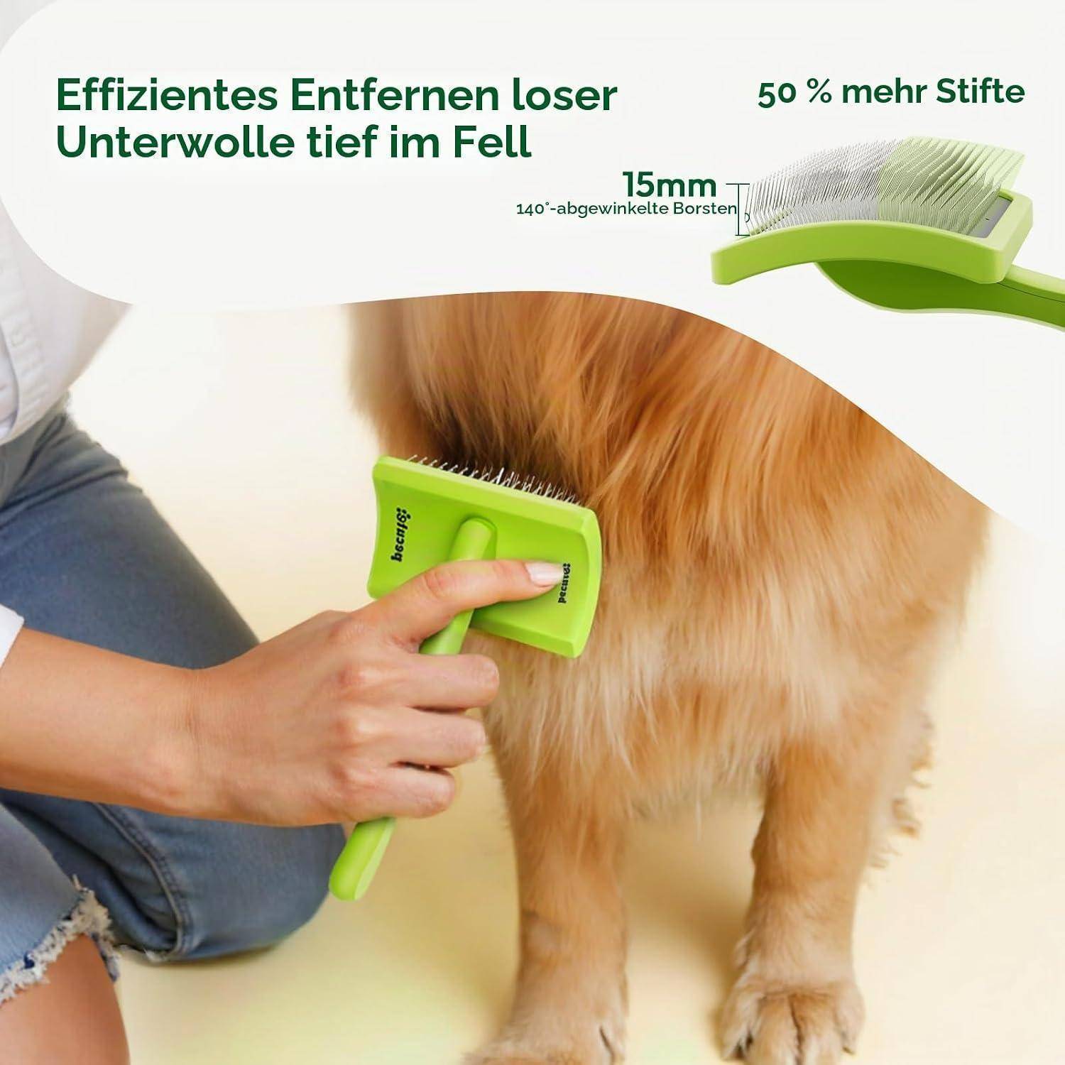 Person benutzt eine grüne Haustierpflegebürste auf dem Fell eines Hundes; deutscher Text wirbt für das Entfernen von loser Unterwolle tief im Fell, mit 50% mehr Borsten.