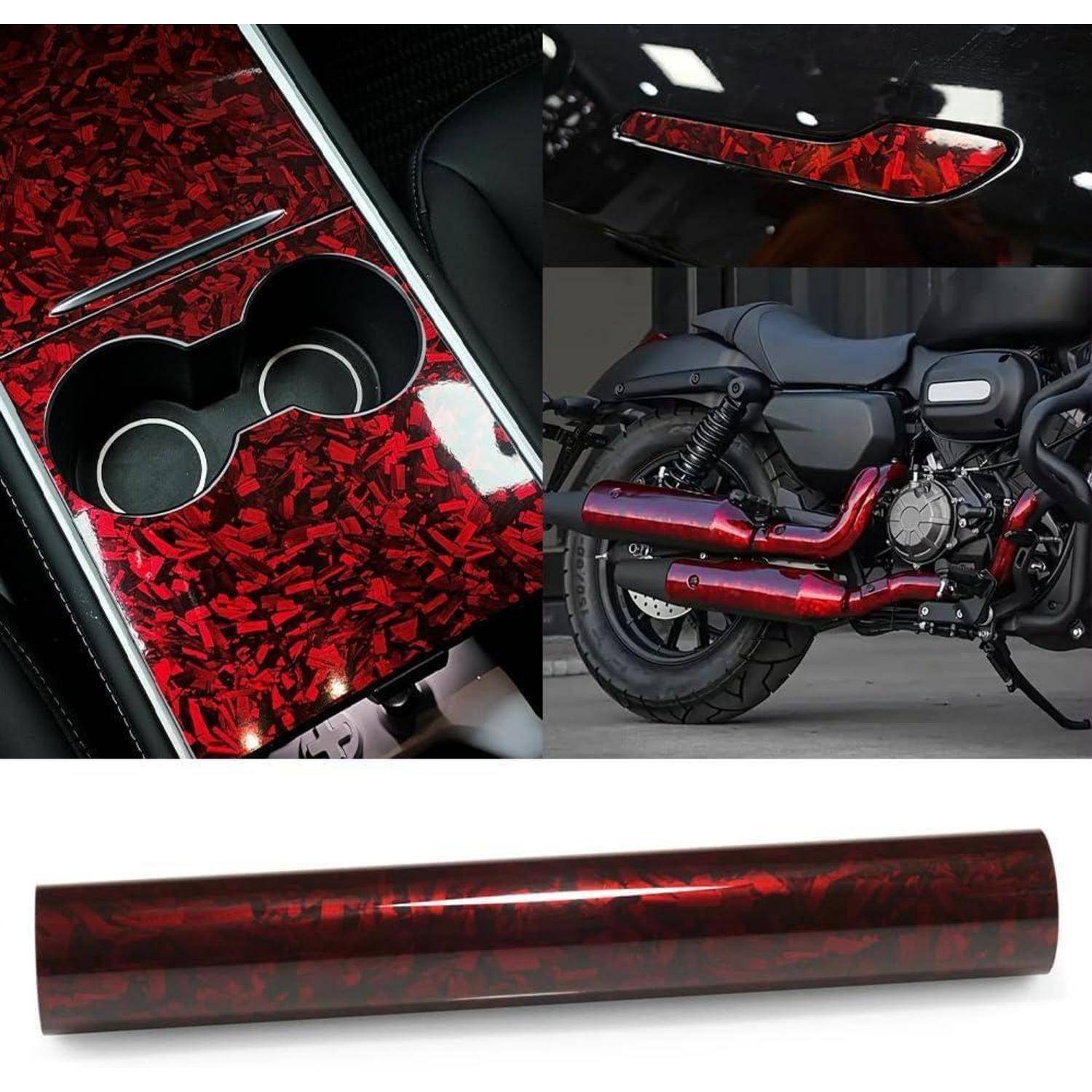 Rote und schwarze Motorradteile und Zubehör, einschließlich einer Auspuffabdeckung mit Kohlefaser-Optik und einem rot gemusterten Zierleistenteile.