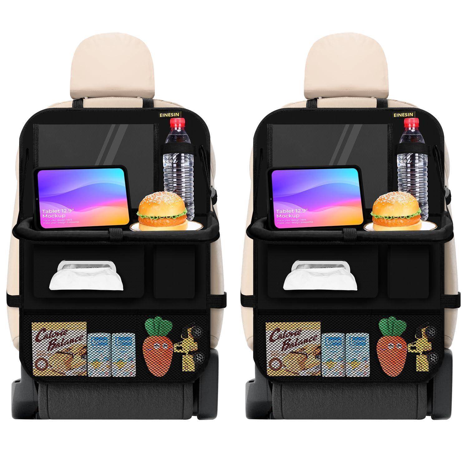 Zwei beige Autositzorganizer nebeneinander, jeder mit einem Tablet, einer Wasserflasche, einem Burger auf einem Teller, einer Taschentuchbox und unteren Netztaschen mit Snacks und einer Erdbeergrafik.