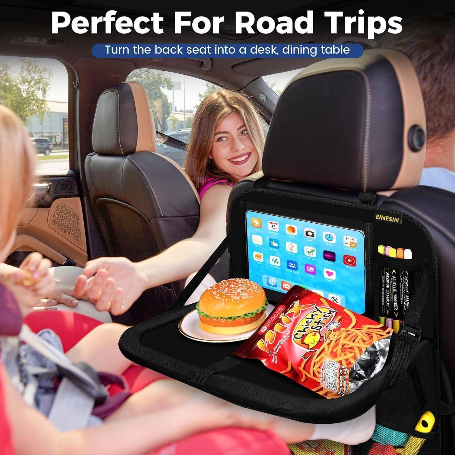 Tablett für die Rückbank des Autos mit Tablet, Burger und Snacks; Text sagt „Perfekt für Roadtrips