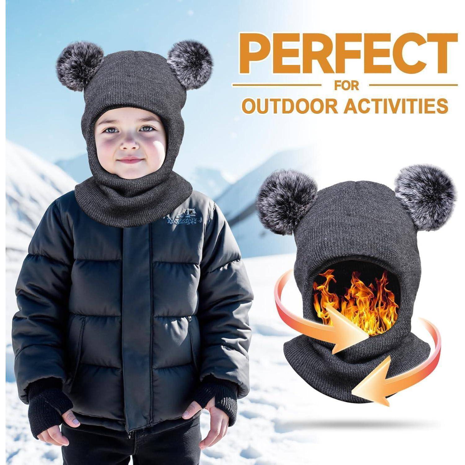 Anzeige für eine graue Wintermütze mit Halswärmer und Bommel-Ohren, gezeigt an einem Kind in verschneiten Bergen und als flammenhemmende Haube, mit dem Text „PERFEKT FÜR OUTDOOR-AKTIVITÄTEN