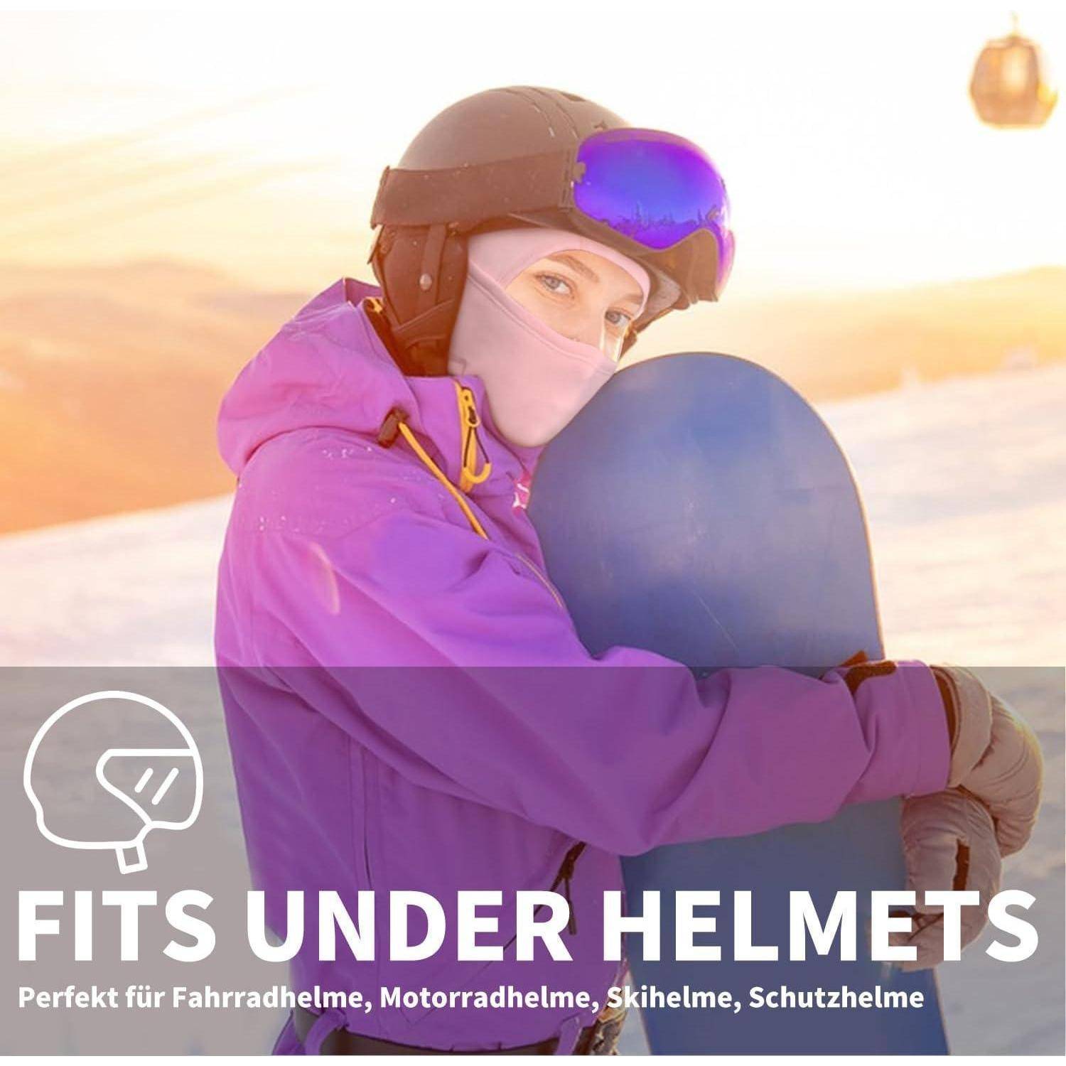 Snowboarder in einer lila Jacke, der ein Snowboard umarmt, trägt einen Helm und eine Gesichtsmaske; der Text lautet „PASST UNTER HELMEN