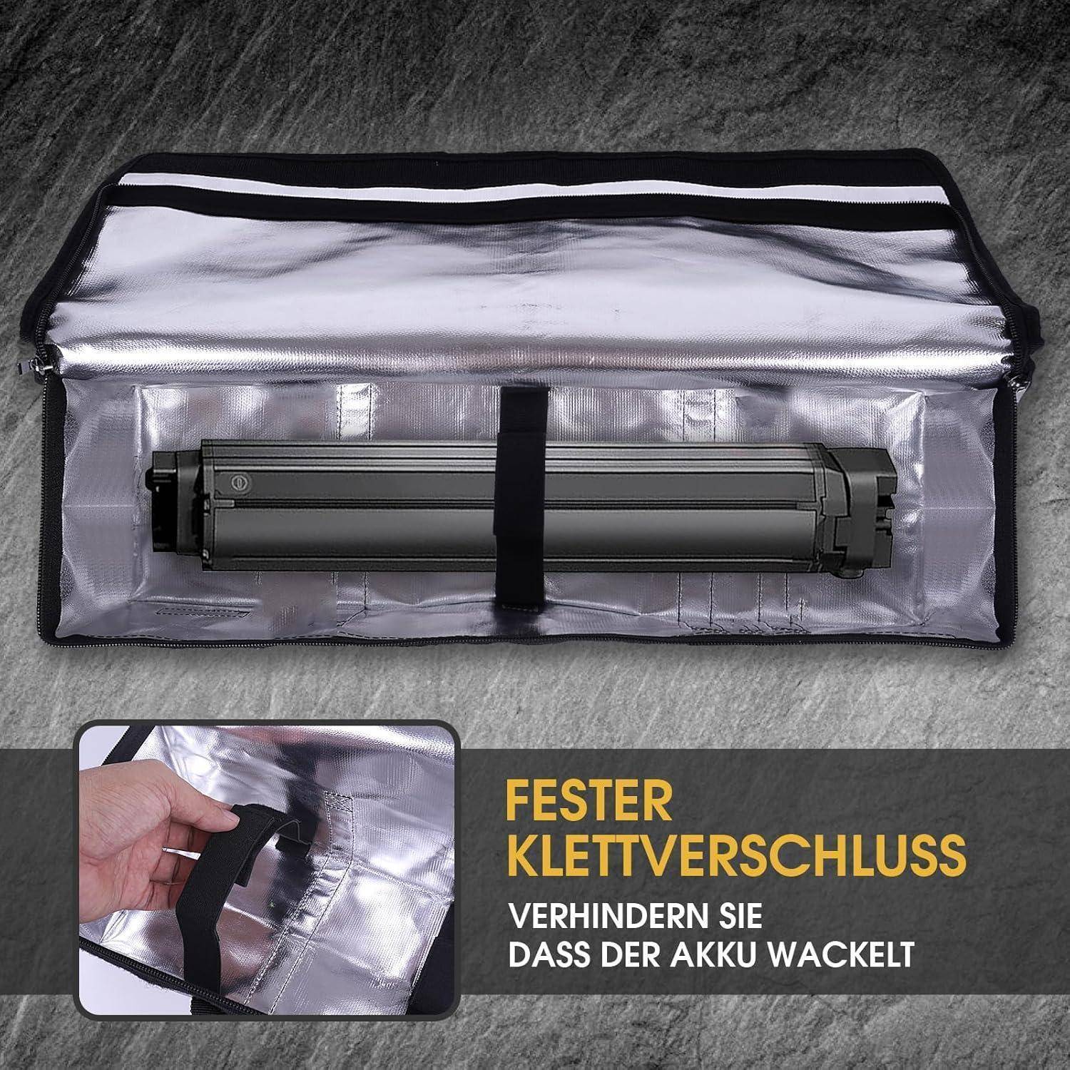 Silberner Tragekoffer für ein Stativ oder Lichtstativ mit schwarzem Reißverschluss und Riemen; die Einfügung zeigt eine Hand, die den Akku sichert, mit deutschem Text 