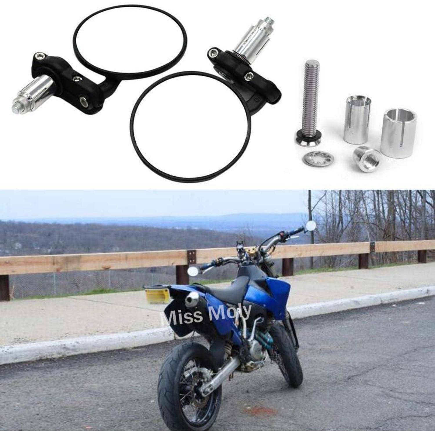 Motorrad-Lenkerspiegelbefestigungen mit Befestigungsmaterial, die oben auf einem geparkten blauen Dirt-Bike an einem Straßenausblick angebracht sind.