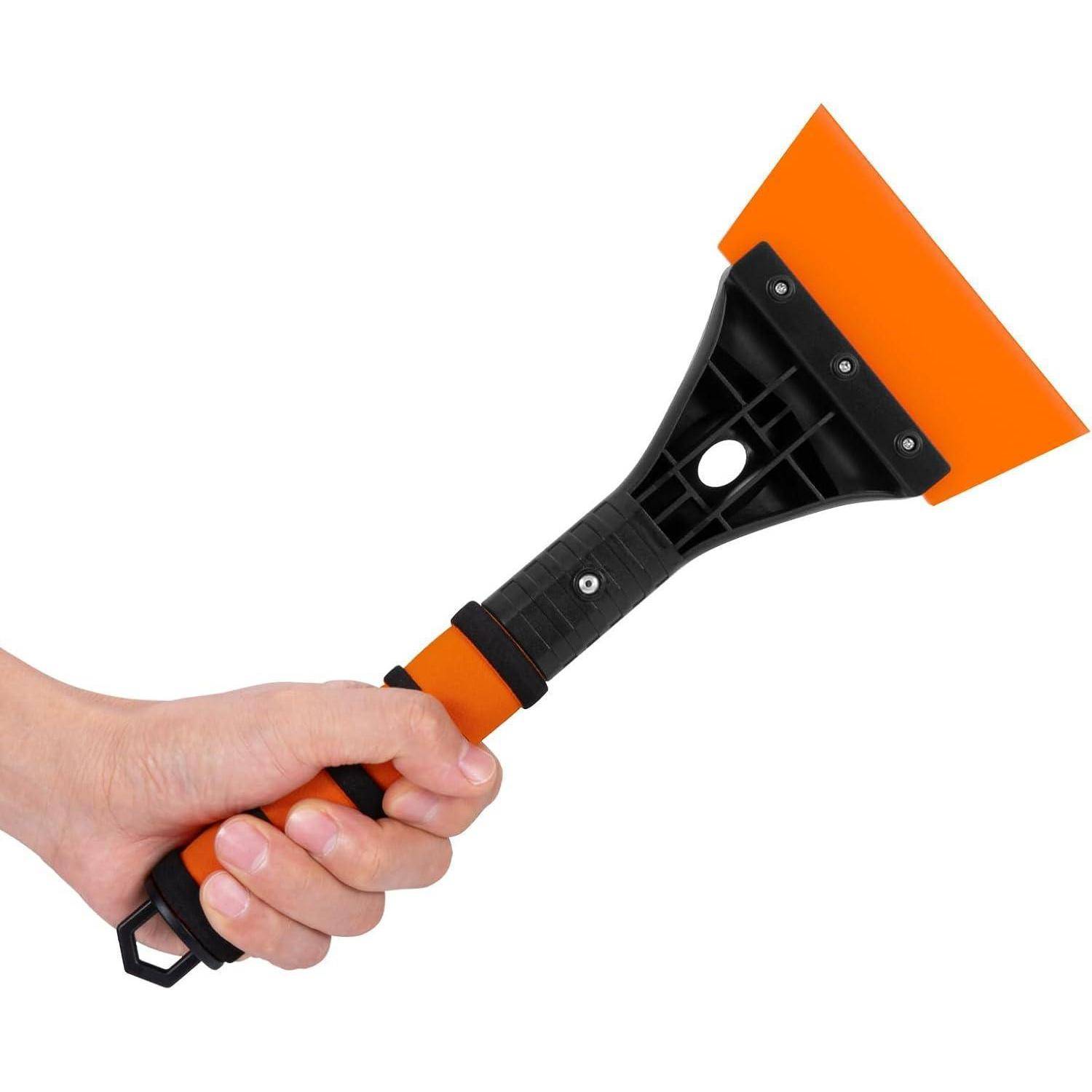 Hand, die einen orange-schwarzen Eiskratzer mit breiter Klinge vor weißem Hintergrund hält.