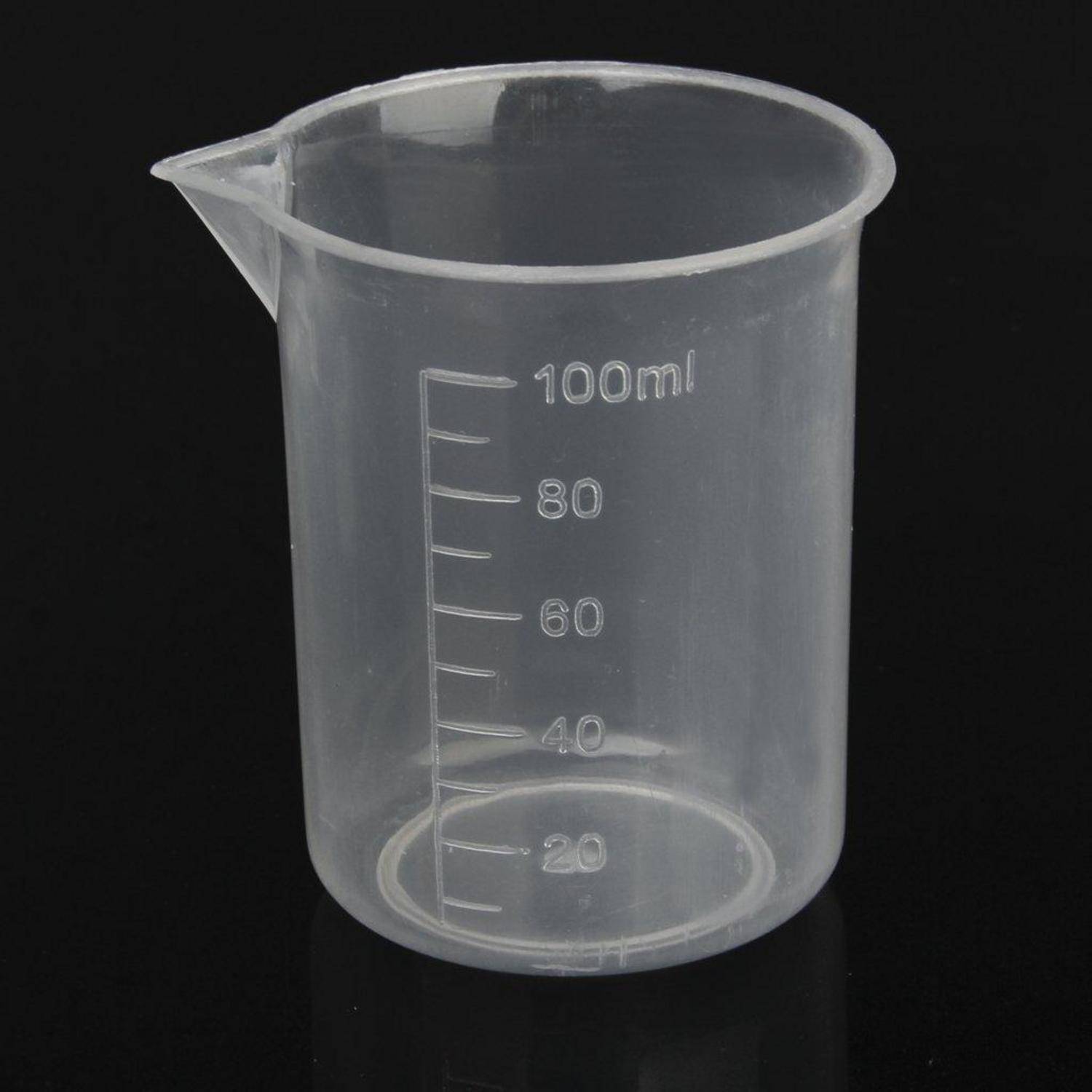 Transparentes 100-ml-Kunststoffbecher mit Ausgießer und Graduierungsmarkierungen von 20 bis 100 ml auf dunklem Hintergrund.