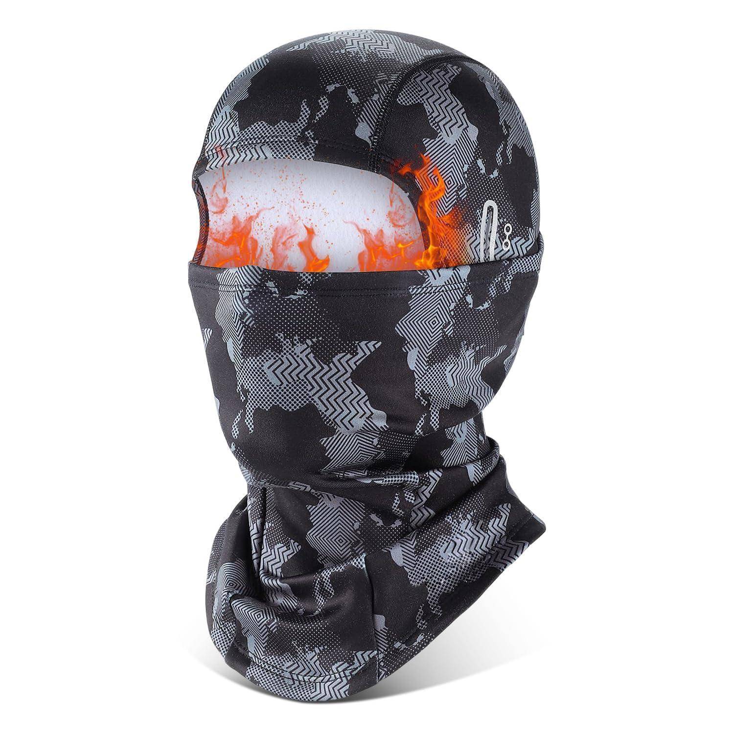 Schwarze gemusterte Sturmhaube mit orangefarbiger Flammen-Grafik, bedeckt Kopf und Hals auf weißem Hintergrund.