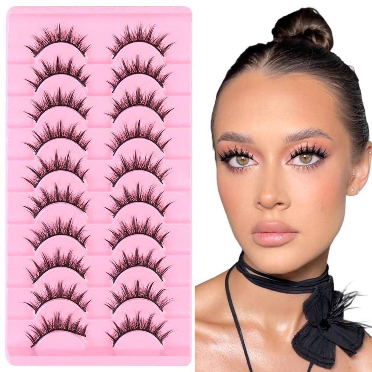 Rosafarbenes Tablett mit künstlichen Wimpern neben einer Frau als Model, die dramatisch lange Wimpern und glamouröses Make-up trägt, das zeigt, wie das Produkt beim Tragen aussieht.