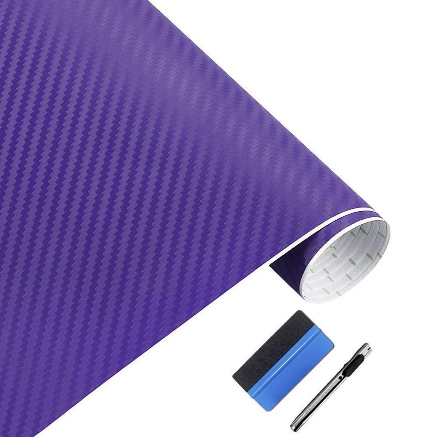 Rolle mit violettem Kohlefaser-Vinyl-Wrap mit Rakel und Bastelmesser auf weißem Hintergrund.