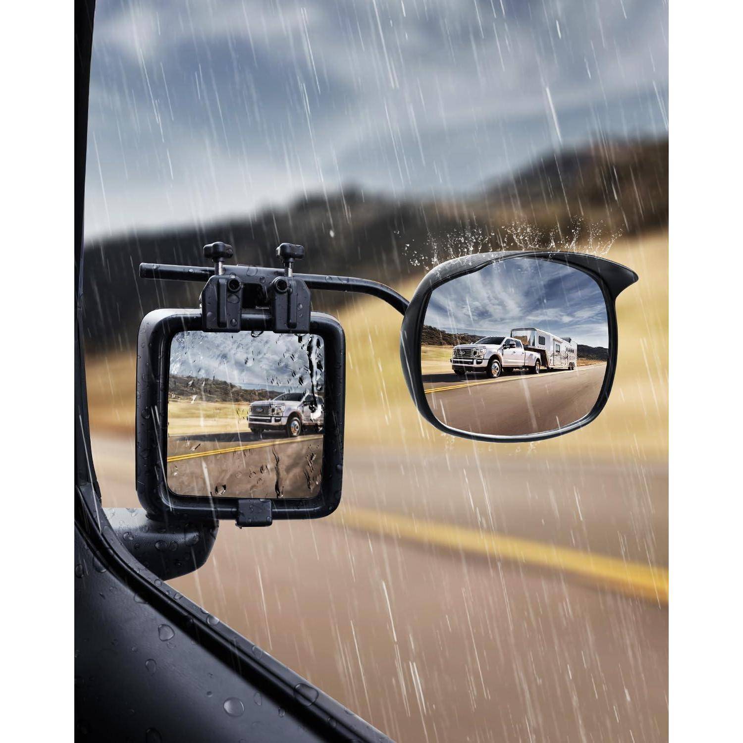 Lastwagen, der einen Wohnwagen in einem Regensturm zieht, gesehen in einem Seitenspiegel und einem Rückspiegel auf einem fahrenden Fahrzeug.