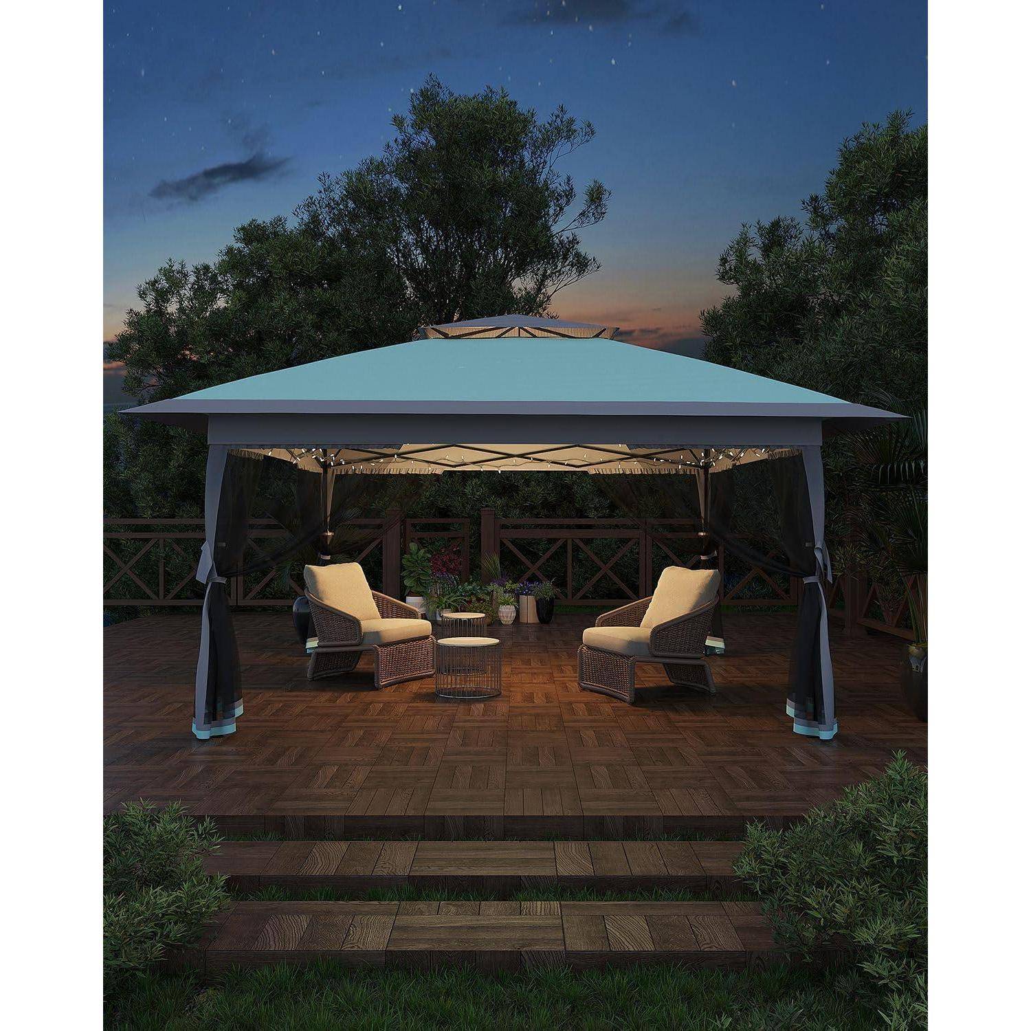 Outdoor-Pavillon mit Baldachin, zwei Liegestühlen und einem kleinen Tisch auf einer Holzterrasse in der Abenddämmerung, umgeben von Bäumen und Gartentreppen.