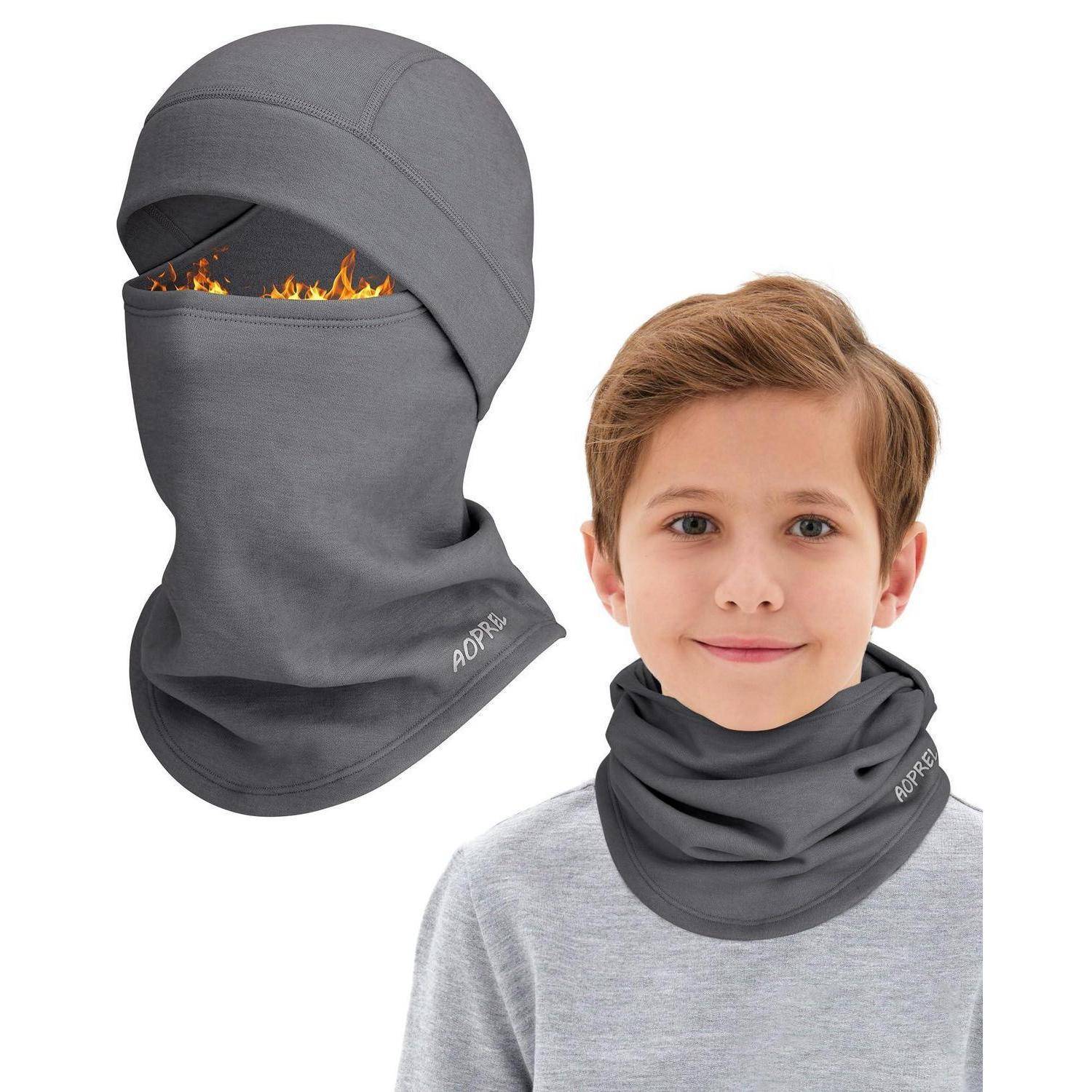 Graue flammenfeste Sturmhaube mit Halstuch, gezeigt an einem Kind und als Nahaufnahme des Produkts mit orangefarbenen Flammen, die in der Gesichtsöffnung sichtbar sind.