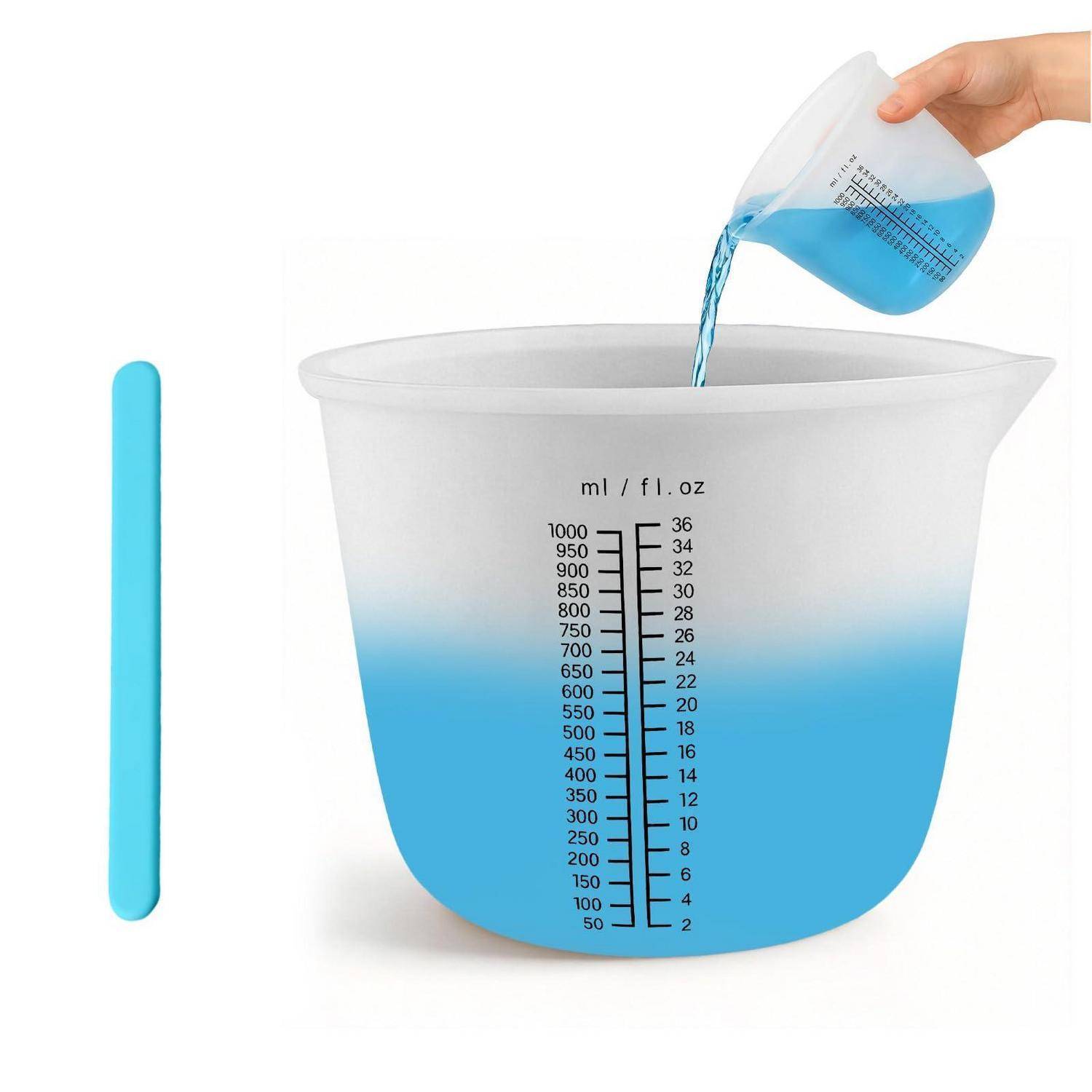 Ein durchsichtiger Messbecher mit Milliliter- und Flüssigunzen-Markierungen wird mit blauer Flüssigkeit aus einem kleinen Messpitcher gefüllt; ein blauer Rührstab steht daneben.