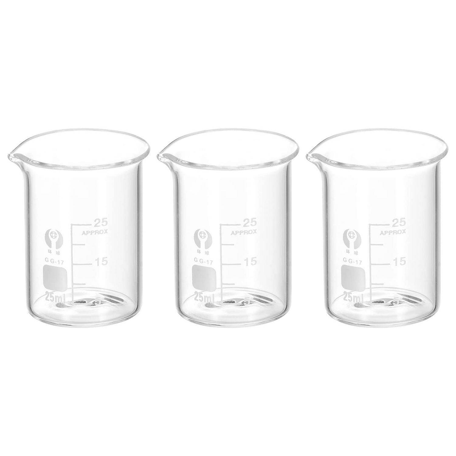 Drei leere durchsichtige Glasbecher mit Ausgießern, nebeneinander auf weißem Hintergrund angeordnet.