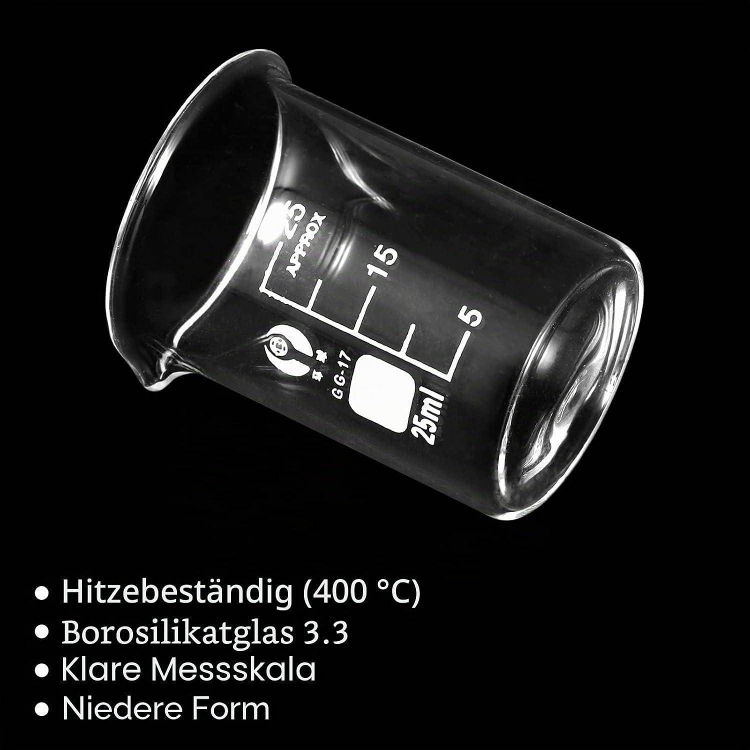 Kleiner 25-ml-Borosilikat-Glasbecher auf schwarzem Hintergrund, beschriftet mit einer klaren Messskala und deutschem Text, der Wärmebeständigkeit, Glastyp und niedrige Form auflistet.