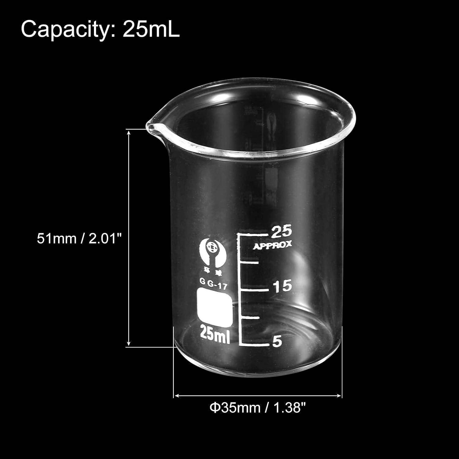 Klare 25-mL-Glasbecher mit Ausguss, mit Graduierungen gekennzeichnet; Abmessungen angegeben als 51 mm Höhe und 35 mm Breite.