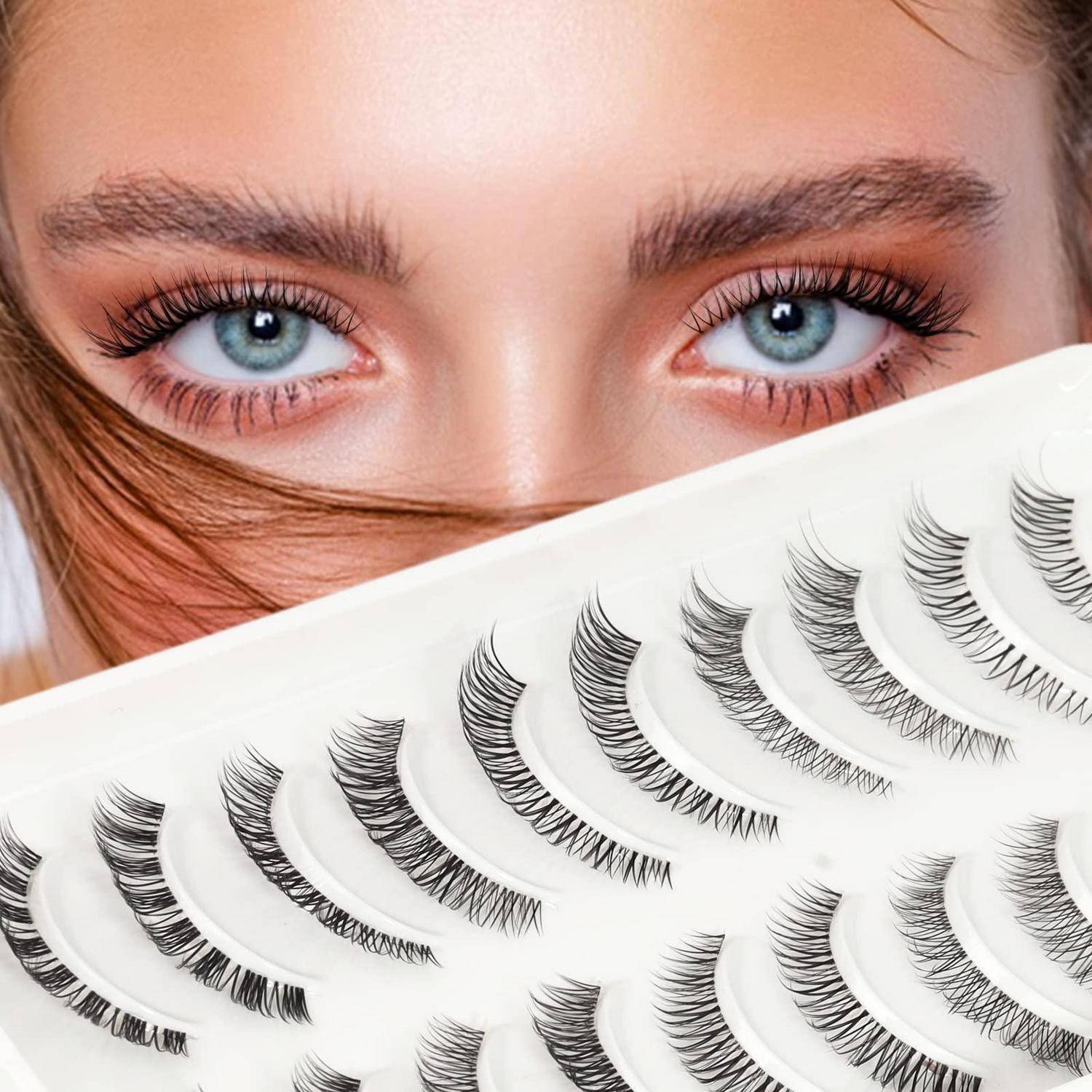 Nahaufnahme der blauen Augen einer Frau über einem Tablett mit künstlichen Wimpern, was auf Wimpern-Styling oder Beauty-Anwendung hindeutet.