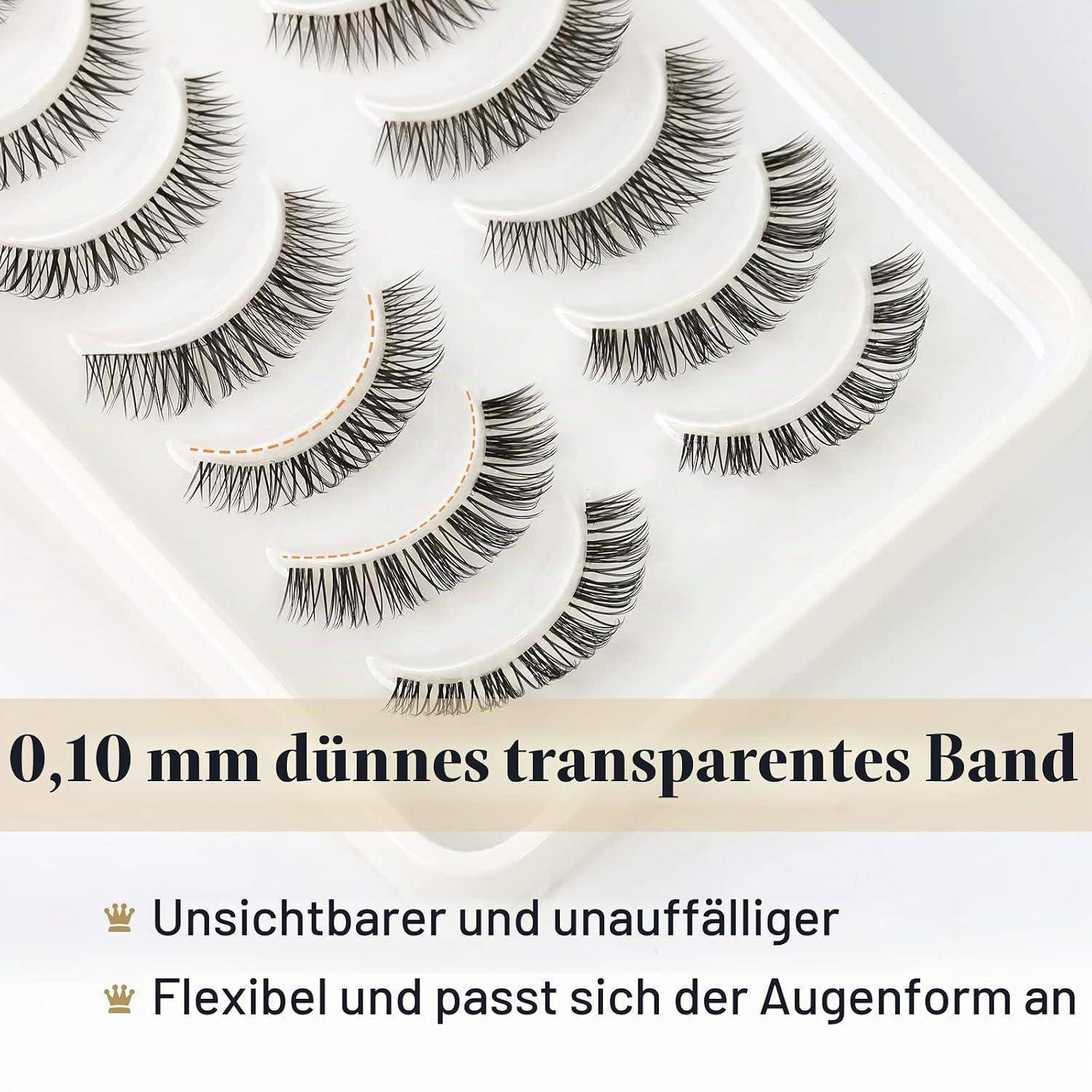 Tablett mit künstlichen Wimpern auf transparentem Band mit deutschem Text: '0,10 mm dünnes transparentes Band', 'Unsichtbar und unauffällig', 'Flexibel und passt sich der Augenform an