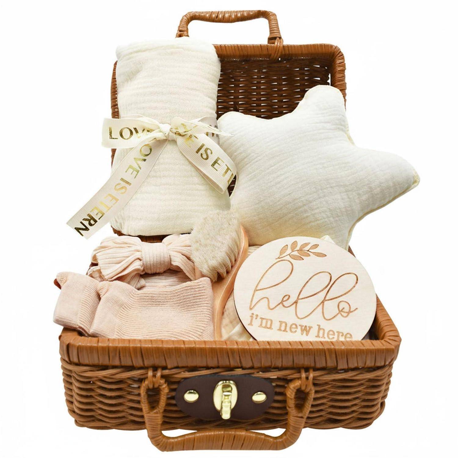 Neugeborenen-Geschenkkorb mit Weidenkorb, weißem Stern und Kissen, gefalteter Kleidung, Babystirnband und rundem Schild mit der Aufschrift „Hallo, ich bin neu hier