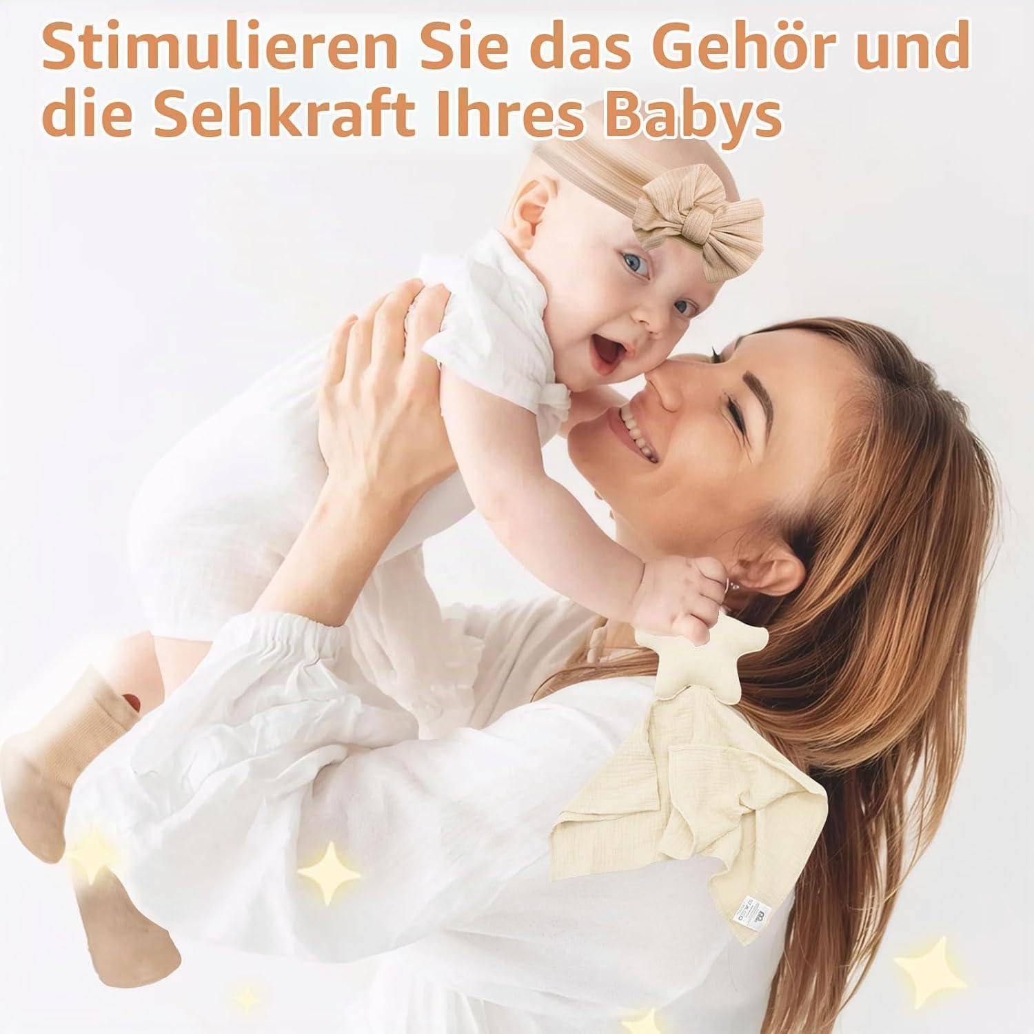 Mutter hält ein Baby mit einem beigen Stirnband und lächelt es an; deutscher Text sagt „Stimulieren Sie das Gehör und die Sehkraft Ihres Babys