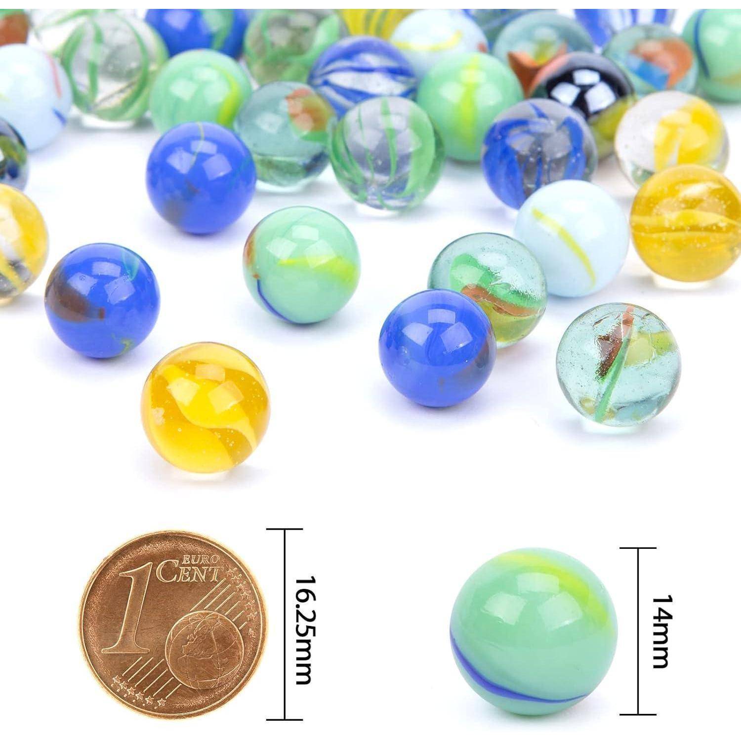 Assortierte bunte Glaskugeln auf weißem Hintergrund, mit einer 1-Cent-Münze und einer beschrifteten 14-mm-Glaskugel zur Größenvergleichung.