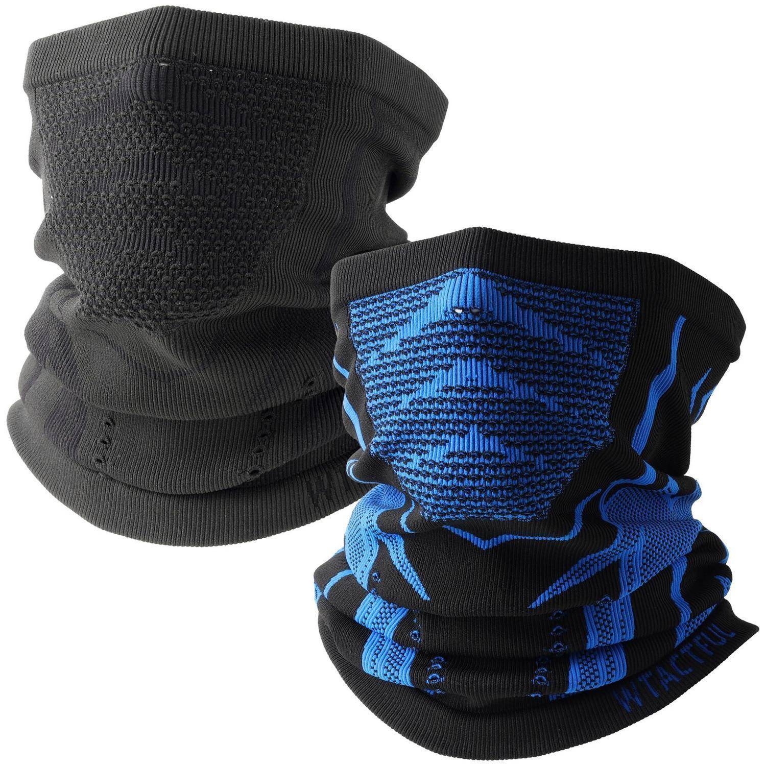 Zwei gestrickte Halstücher oder Gesichtsmasken, eine schwarze und eine schwarze mit blauem Muster, auf weißem Hintergrund dargestellt.