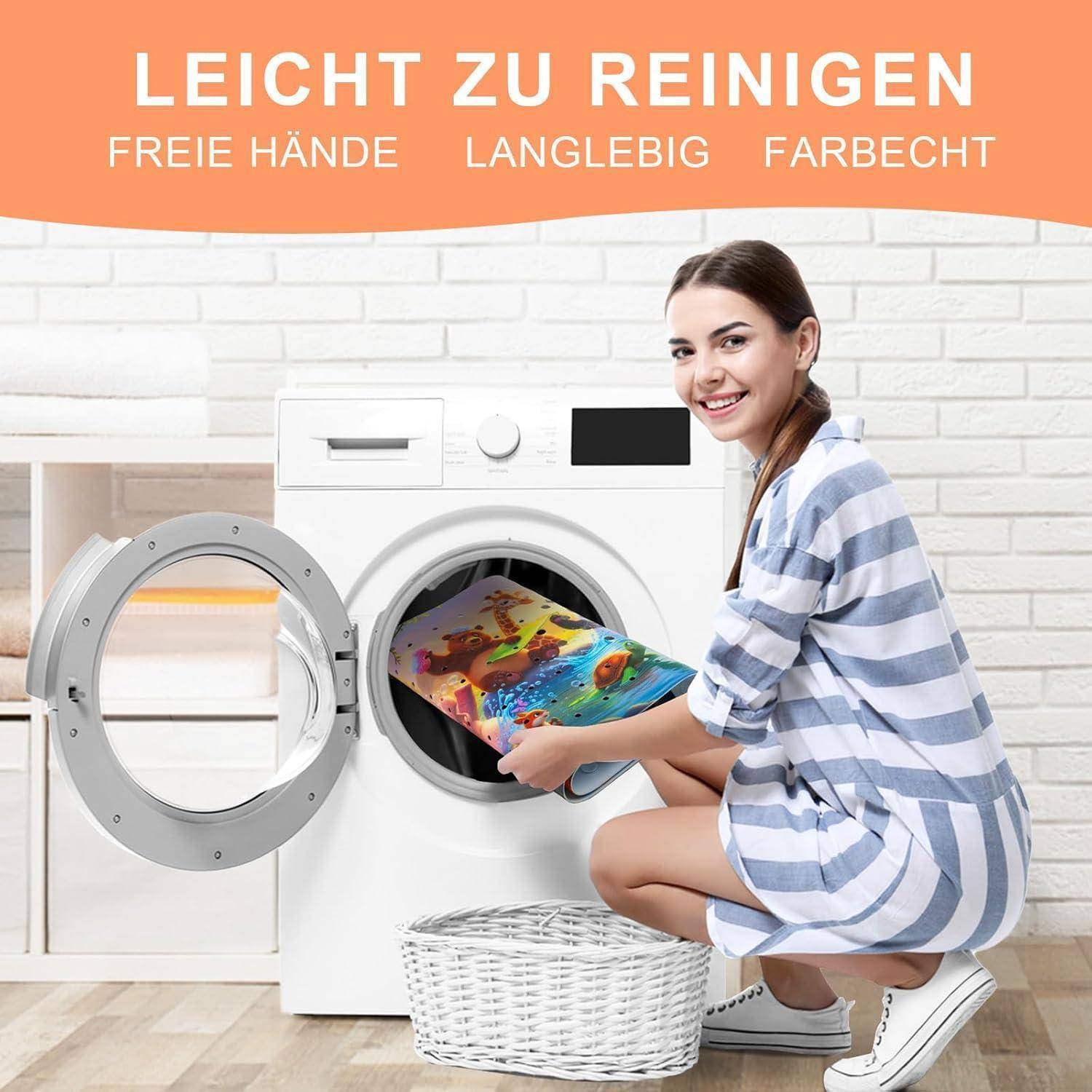 Frau lädt eine bunte Matte in eine Waschmaschine; deutscher Anzeigentext sagt „LEICHT ZU REINIGEN