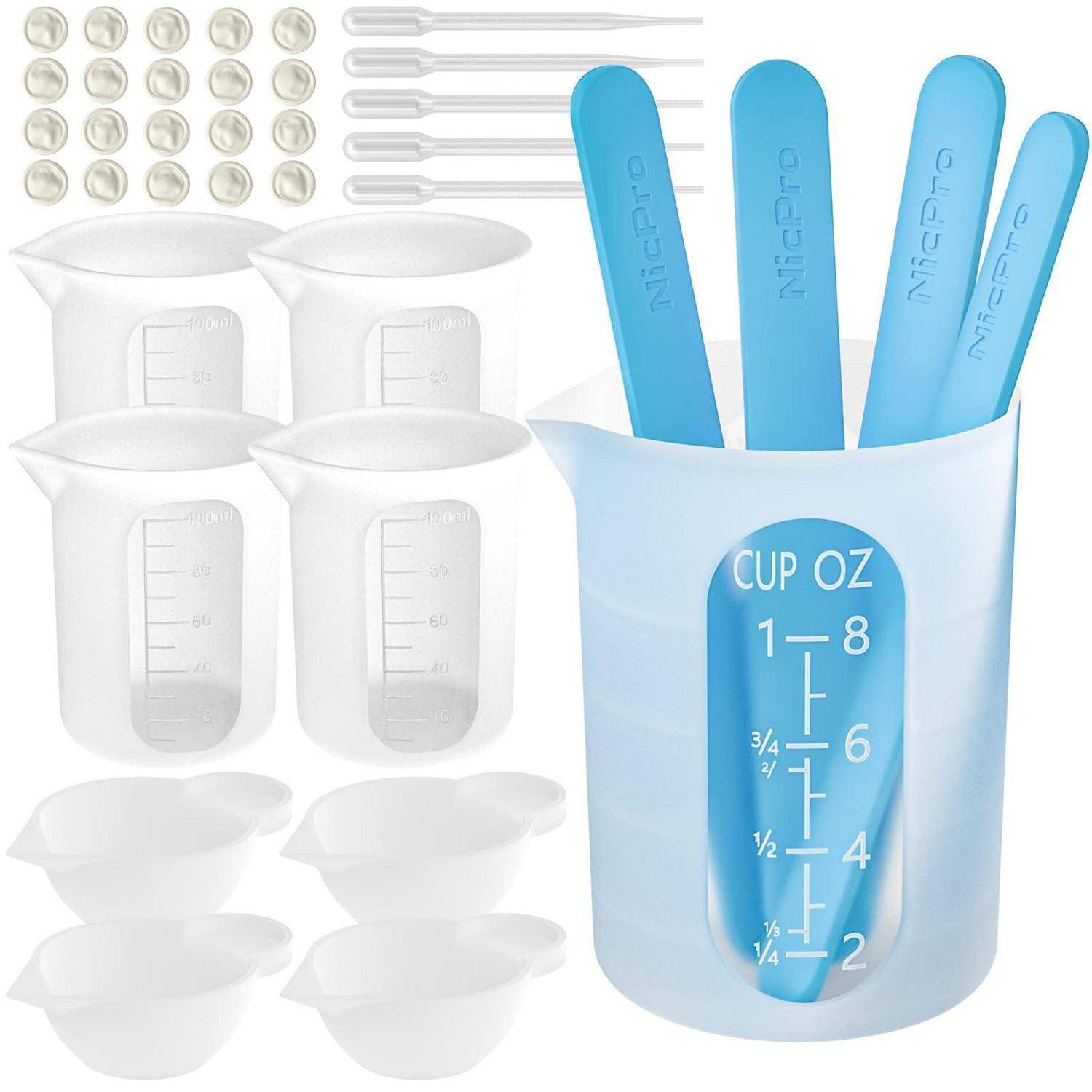 Ein Küchenmessset aus durchsichtigem Kunststoff mit Messbechern, Messlöffeln und Trichtern in Weiß und Blau, einschließlich eines blauen Bechers mit der Aufschrift „CUP OZ
