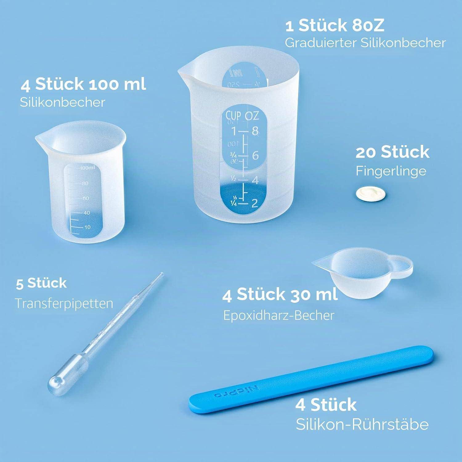 Blaues Produktset aus Silikonbechern, einem Messbecherglas von 8 oz, Transferpipetten, Fingerkappen, Epoxidharz-Bechern und einem Rührstab, jeweils mit Mengenangaben gekennzeichnet.