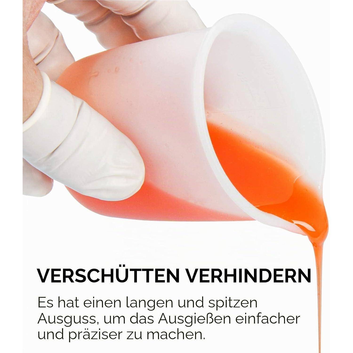 Handschuh tragende Hand gießt orange Flüssigkeit aus einem flexiblen Behälter mit langem Ausguss; deutscher Text besagt „VERSCHÜTTEN VERHINDERN