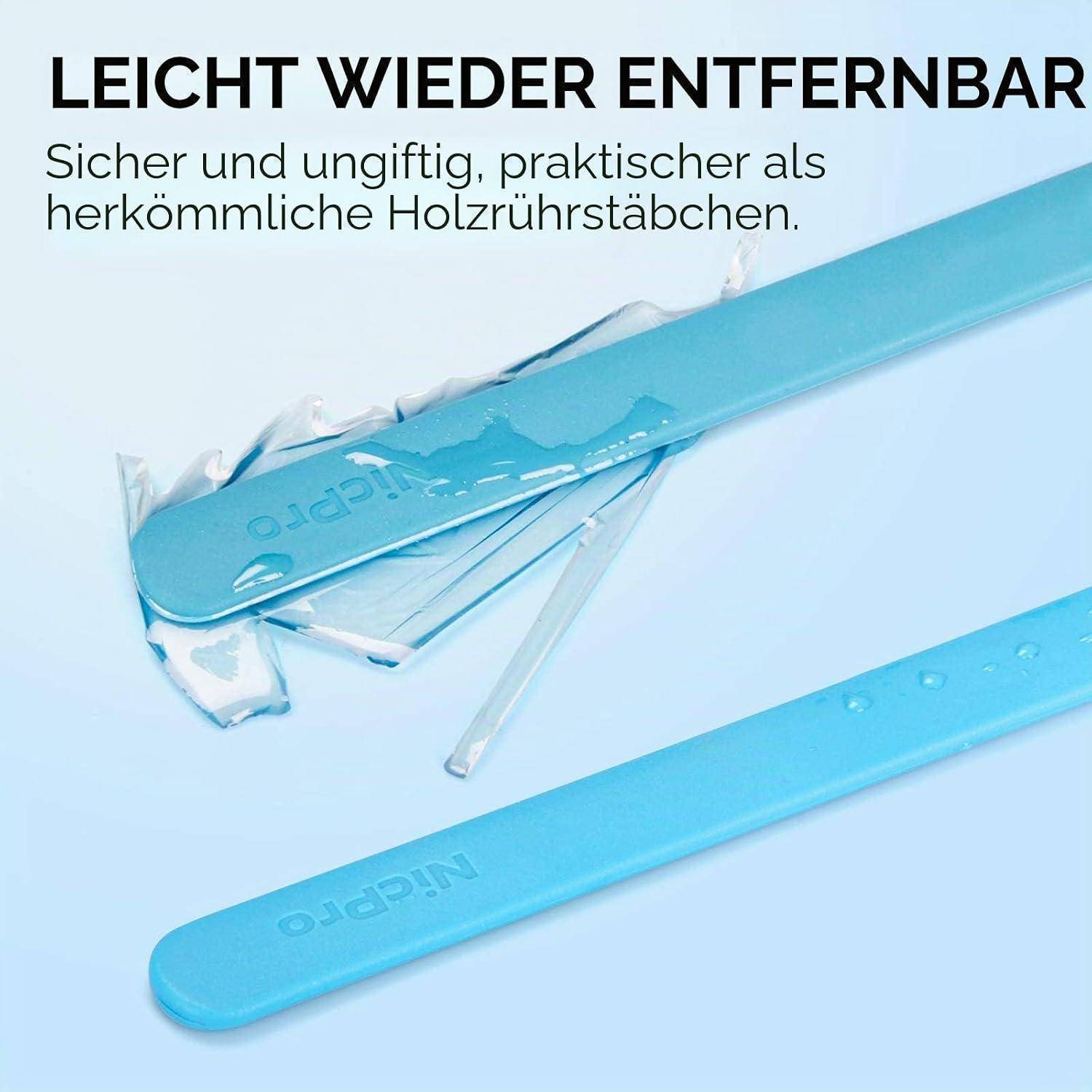Blaue wiederverwendbare Rührstäbchen, die von einer Schutzfolie abgelöst werden, mit deutschem Text, der besagt, dass sie leicht zu entfernen, sicher und ungiftig sind und praktischer als Holzstäbchen.