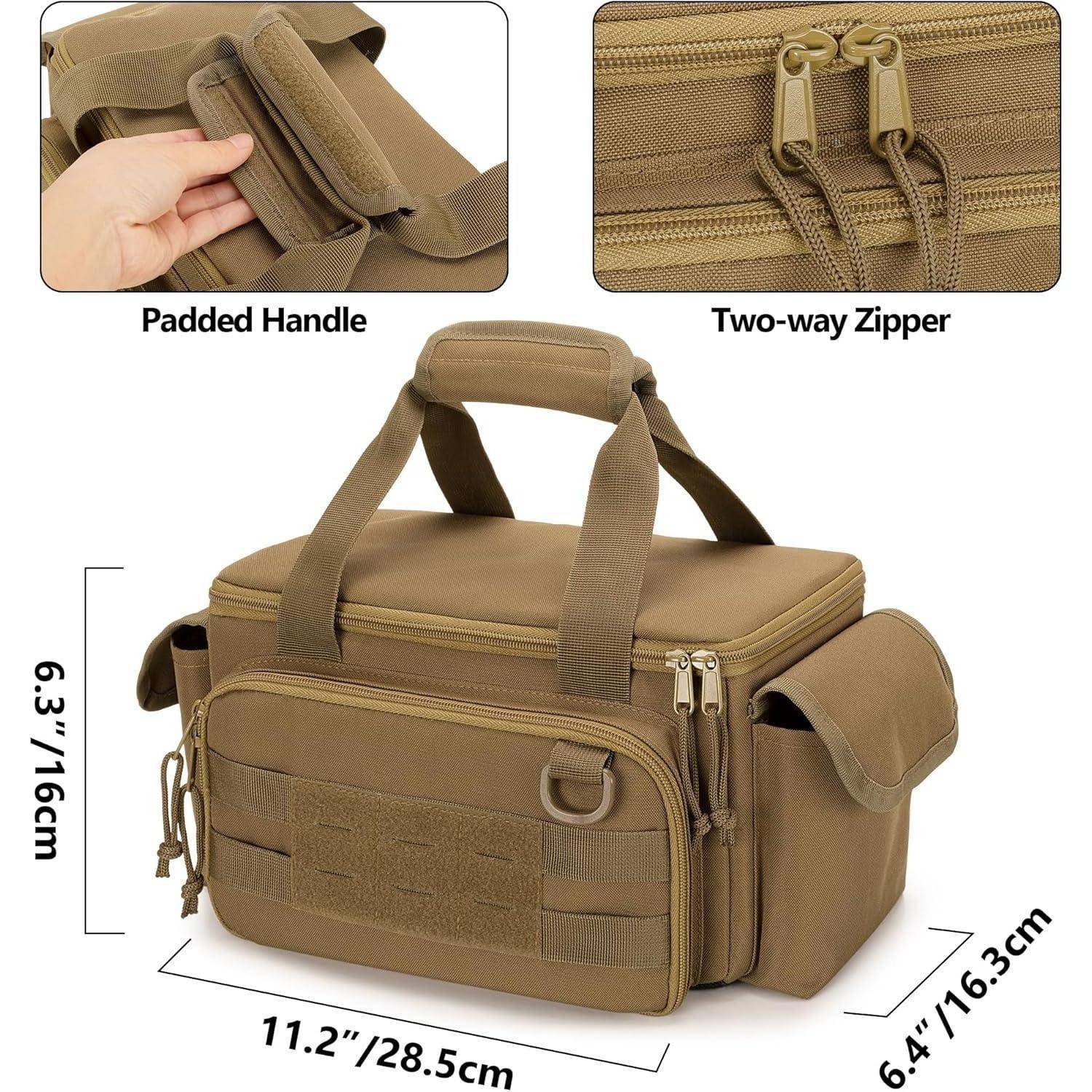 Beige/Tan rechteckige taktische Reisetasche mit gepolstertem Griff, Zwei-Wege-Reißverschlüssen, Vordertasche, Seitentasche und Abmessungen von 11,2 x 6,4 x 6,3 Zoll.