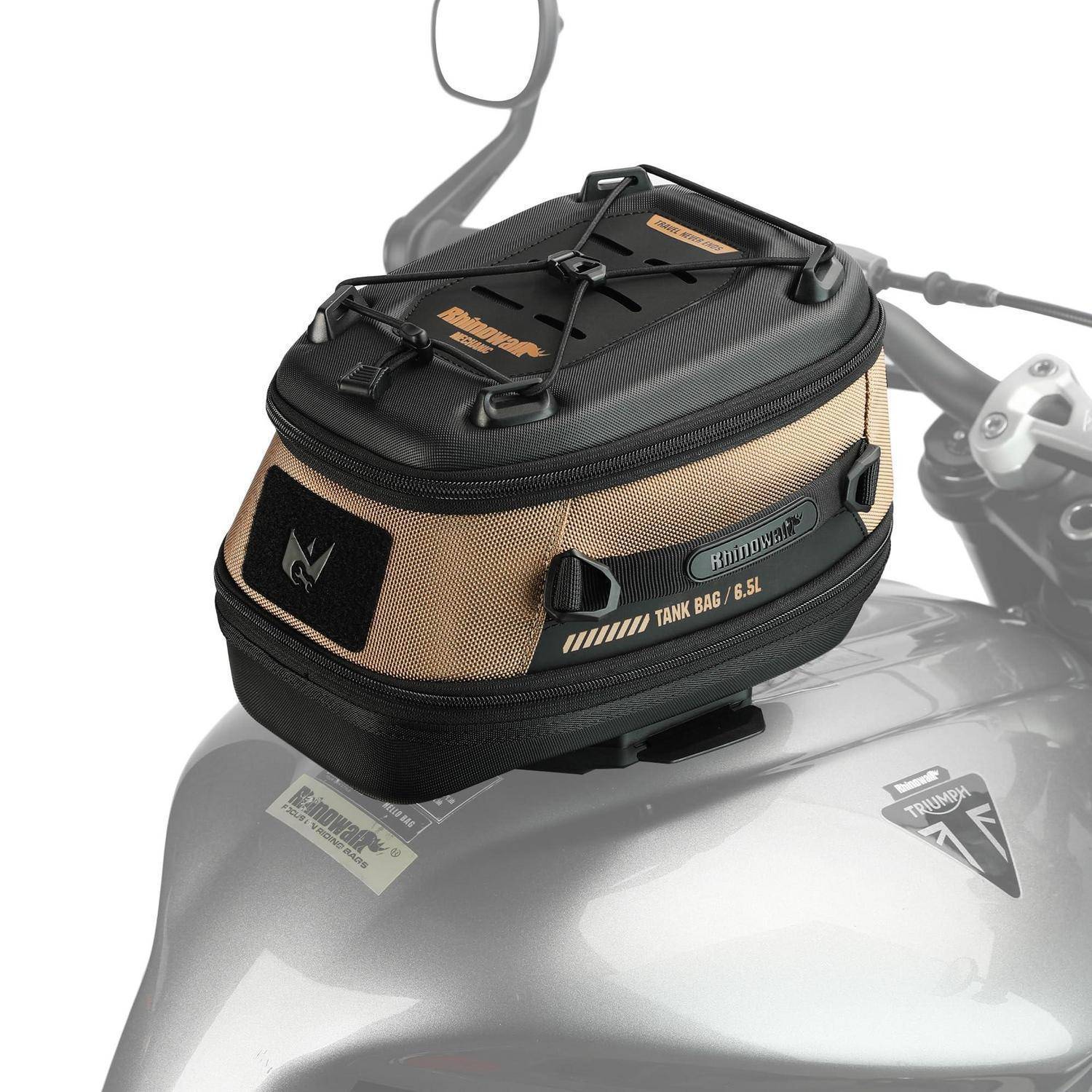 Tan und schwarze Motorrad-Tankentasche, die an einem Benzintank befestigt ist, mit dem Etikett „Tank Bag 6.5L