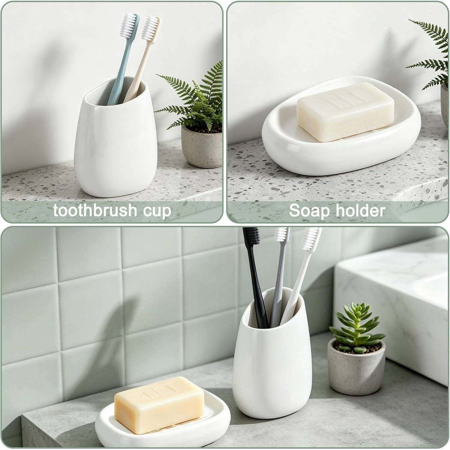 Produktanzeige einer weißen Keramik-Zahnbürstenbecher und passendem Seifenhalter, separat und zusammen auf einer Badezimmerablagefläche gezeigt, mit Seife und Zahnbürsten.