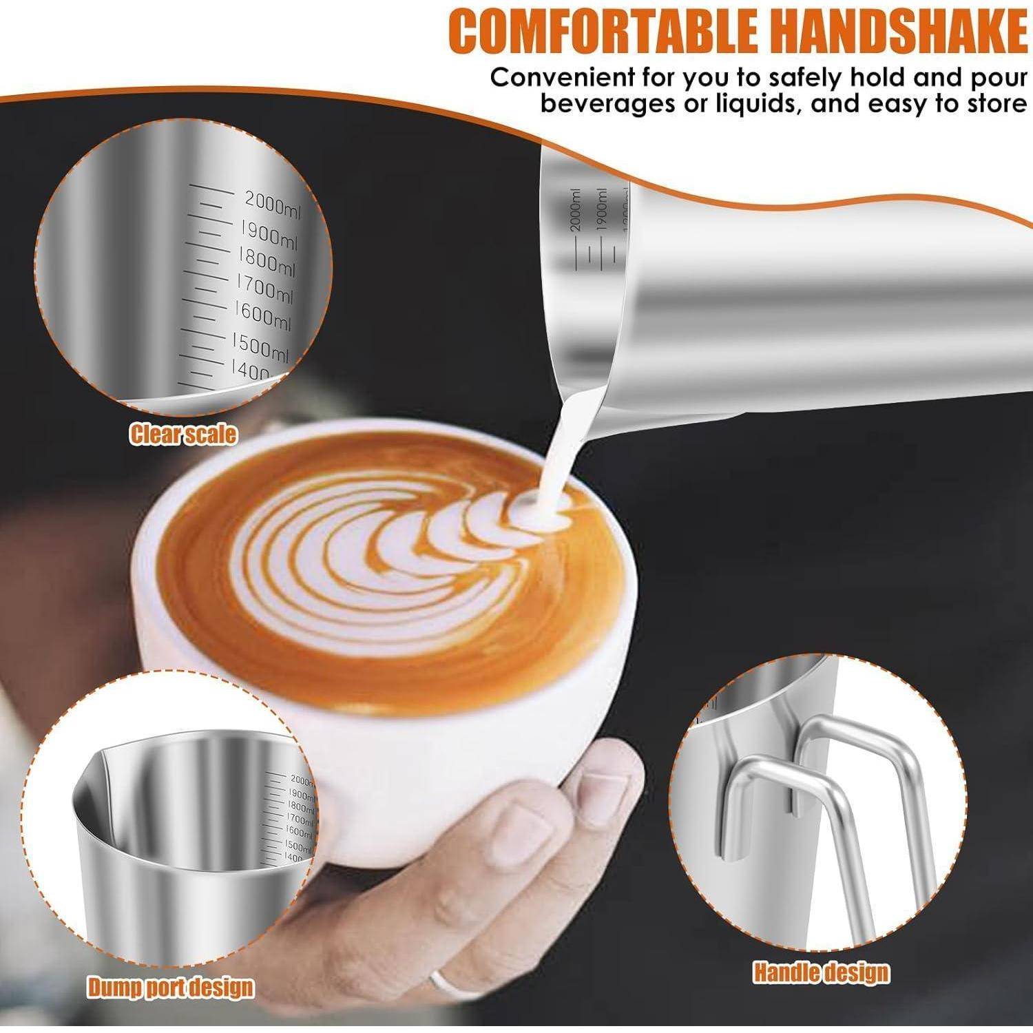 Werbebild eines Edelstahl-Milchaufschäumkanns, der Latte-Art ausschenkt, mit Hervorhebung einer klaren Skala, einer Entleerungsöffnung und einem ergonomischen Griffdesign für präzises Ausgießen und einfache Lagerung.