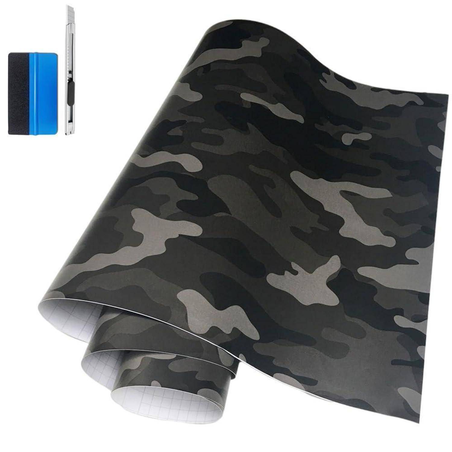 Schwarze und graue Camouflage-Klebeband-Rolle mit blauschwarzen Werkzeugen, die zur Anwendung oder zum Schneiden gezeigt werden.
