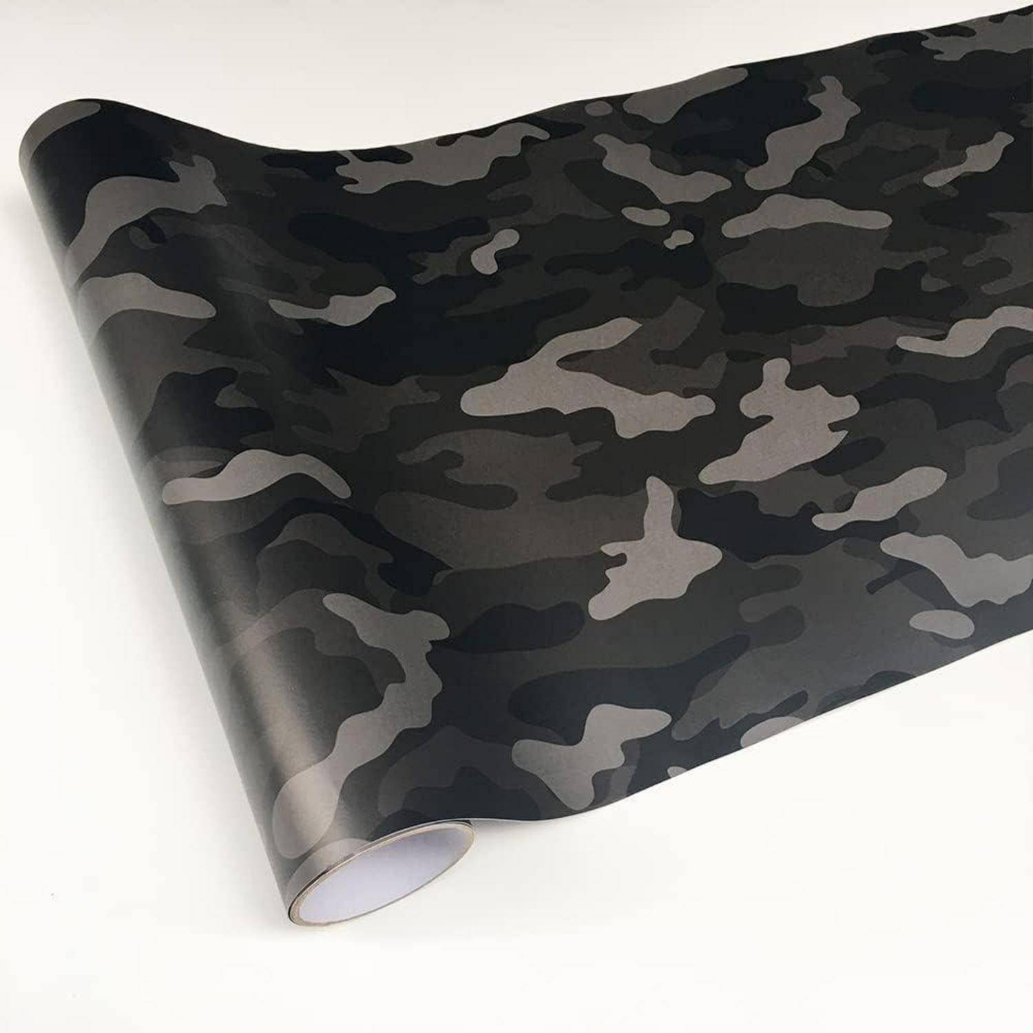 Rolle aus schwarzem und grauem Camouflage-Muster-Klebeband auf weißem Hintergrund.