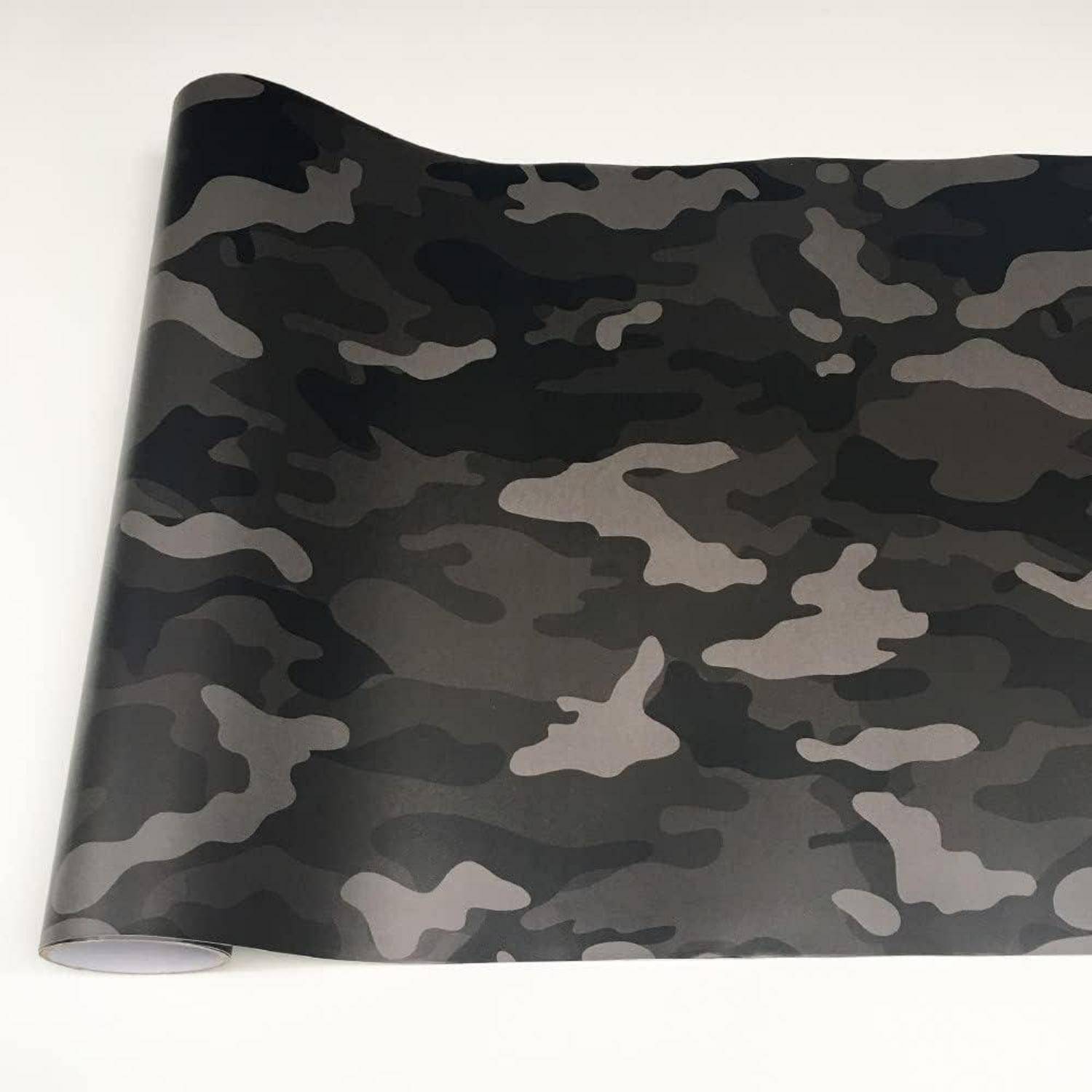 Rolle aus schwarzem, grauem und silbernem Camouflage-Muster-Klebeband auf weißem Hintergrund.