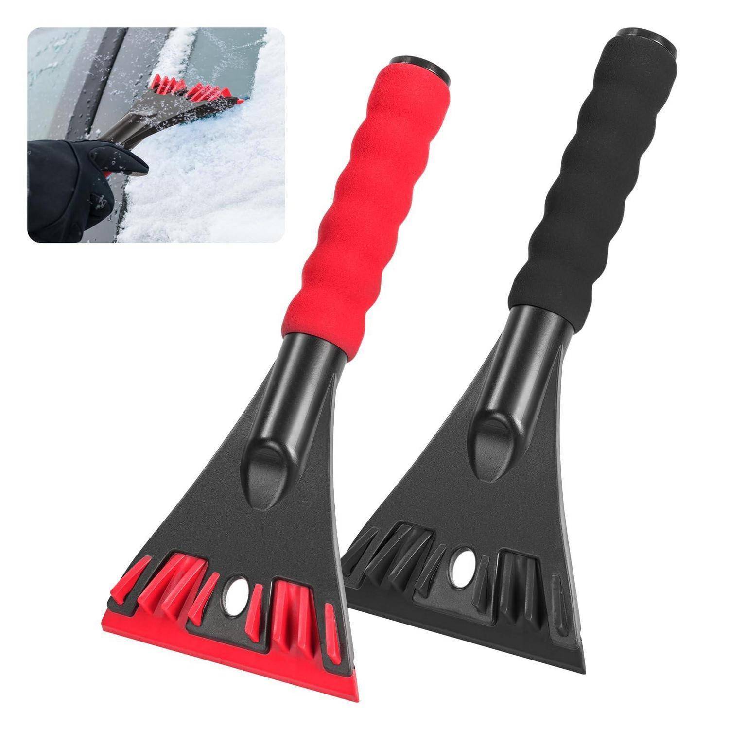 Zwei Eiskratzer mit Schaumstoffgriffen, einer rot und einer schwarz, gezeigt mit einer kleinen Nahaufnahme einer Hand, die Eis von einer Autoscheibe kratzt.